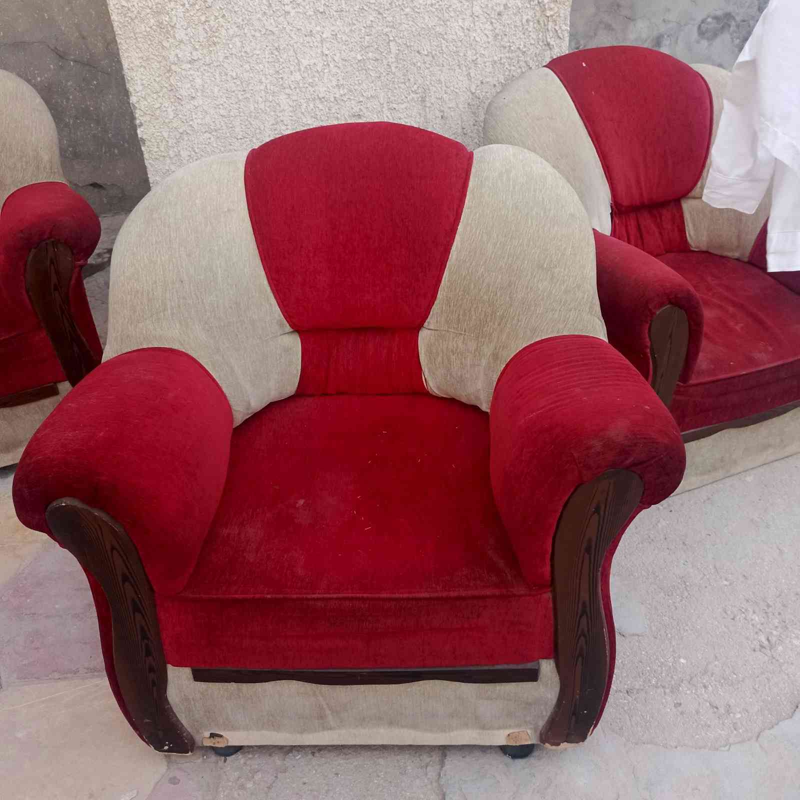 السلام عليكم 3قنفات للبيع نضاف لاكسر ولاشك سعرهن 75وبيهن مجال الاتصال ***********
