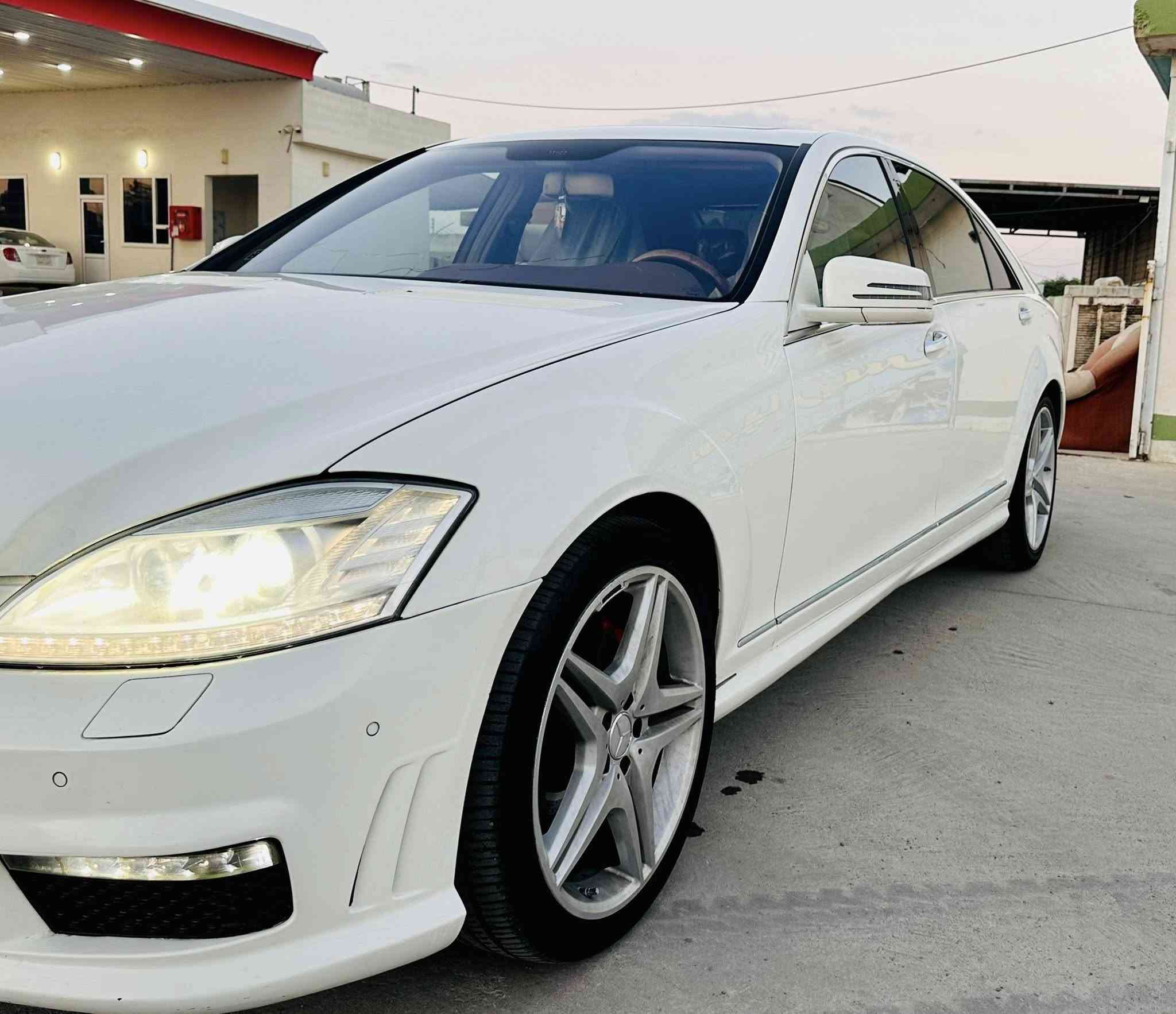 مارسيدس ساغ بي براوة بي موس
موديل ٢٠٠٩ AMGبيلاد V8گيج ٣٢٠ 
كامل گوراوة بة ٢٠١٣ 
سةيارةكة بي دة عم و ليدراوة هةموگياني لةسةر بيلاد ماوةتةوة گيرو مةكينةي بةشةرتي فيتةر نةكراوةتةوة پيش و دواي چوپةكان كارةباي و تةبريت بةشةرت هيج خةلةلي تيانية سةيارةكة مالي خومة كودي بوكراوة مواسةفاتي زورة بوية باسم نةكردوة شوين چةمچةمال 
***********
***********
سعر ٨٨$
