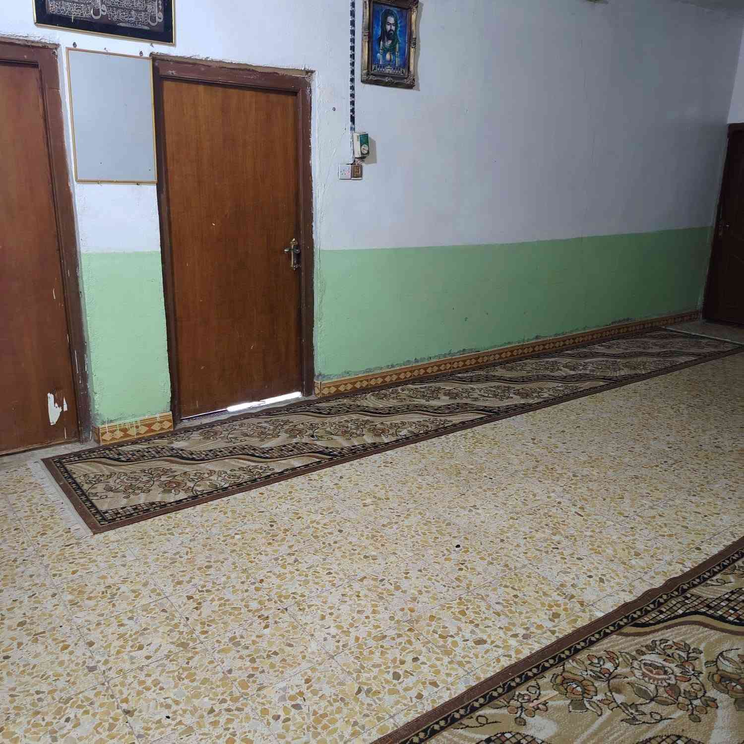 السلام عليكم
بيت مساحه 400م الشارع 13م

حي الزهراء قرب مدرسه الموده الابتدائية 

 خمس قرف

مطابخ ثنين خارجي وداخلي

صالتين 

صاله 8x4

6x4

مع ديوانيه مساحتها الكليه 200م

11 x5

 

مع حديقه 

***********

***********
