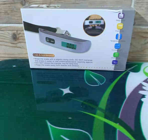 سلام عليكم غراض امزون شلعة وحدة قيم واخذ واليريد كم قطعة للاستفسار واتساب ***********
