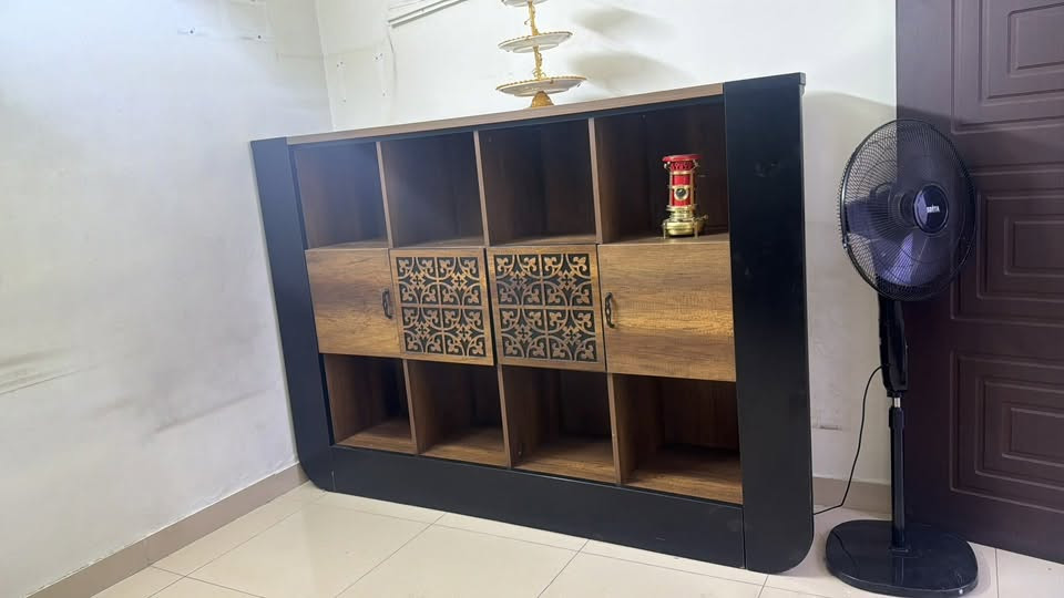 للبيع سيت مكتب رائسي فول ونضيف حيل مابي اي ضرر وخشب اصلي ثقيل فخم تجي تفحص بعينك واشوف نضافه مكانه بغداد بلديات 
***********
