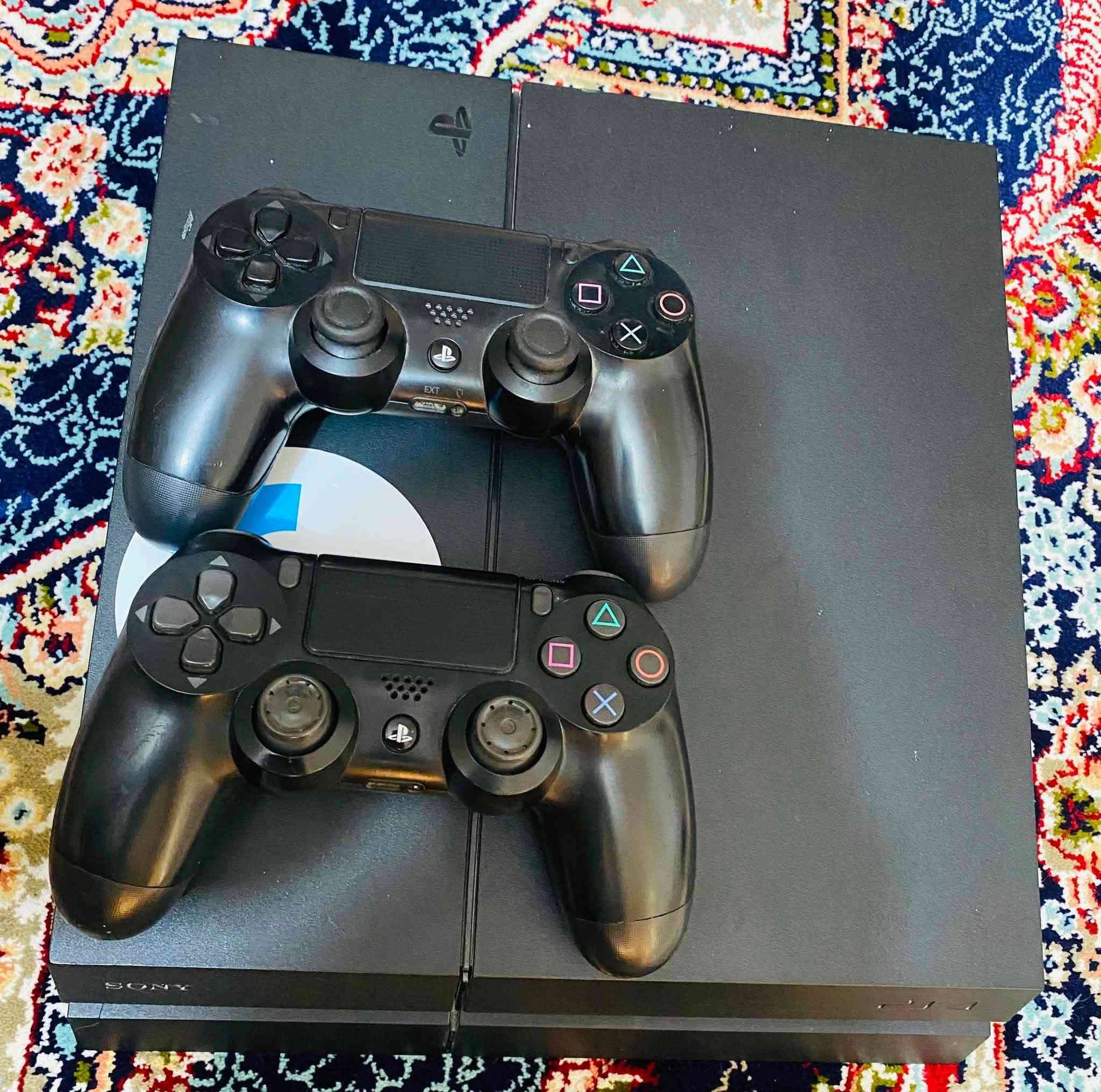 Ps4 fat معدل نظام ١٢.٥٢
لون طافي ليس لامع باب أول 
الجهاز جديد لا صوت ولا حماوة
ذاكرة واحد تيرا 
أثنين جوستك أصلي ليس تجاري 
جهاز جدا نظيف لوك ستيكر أحد الستيكرات طايح (كونه قديم) مامفتوح شلع
مع محتوياته
ألعابه:
Fifa26
Pes2007
Gta5
Pes21
Elden ring
Battellfeld1
Battelfeld5
Need for speed 
God of war ragnarok
The last of us
الحرب العالمية الثانية
مكاني بغداد الكمالية ***********
السعر: ٢٦٠ الف بيه مجال جدا بسيط

