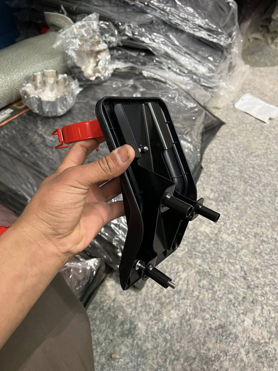 قاعده + مطفايه 
اصلي وكاله 
لاندكروز جميع الموديلات 
*********** @إشارة
