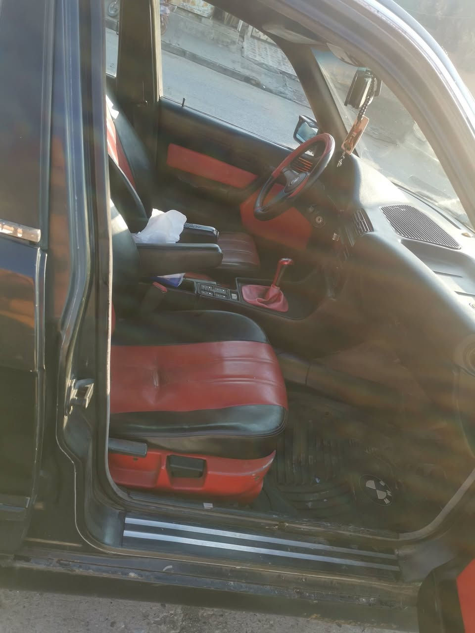 سلام عليكم
عراض bmw 500 للبيع عراقي
غرفه جلد لونين مثل ما موضح بالصور نظيفه تكوات شاشه شغاله  بس مقعد السايق تعبان شويه سعرها
550الف وبيها مجال
4 بيبان عراقي غراضهم كامله وكلها شغاله مع اليدات
سعر الباب 35 الف وبي مجال للياخذهم كلهم
دعاميه تايون امامي مع البراكيت جديده سعر 220 الف
بك لايت كامل سعر 40 الف 
قبغ صندوق سعر 20 الف
بوكس تدفئه كامل فان شغال سعرو 40 الف وبي مجال
مكاني موصل
***********
