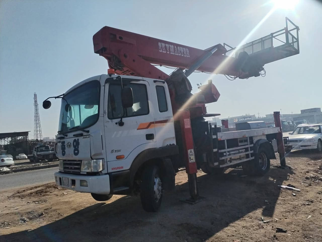 باسكت ٢٠١٣ مكفولة كفالة عامل بدون سيفتي ٣٥ متر مكينة ٦ سوبر جديدة سيارة جاهزة للعمل مكان نجف *********** السعر 5$
