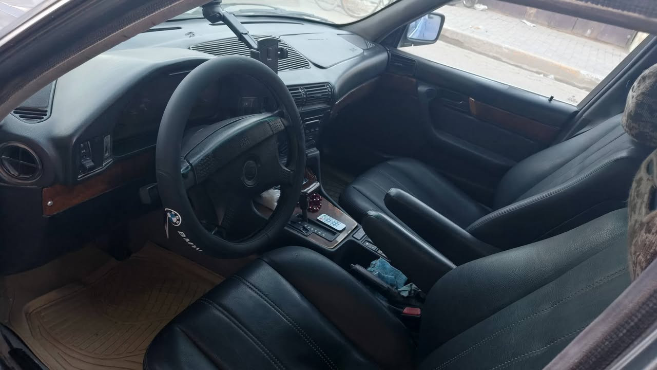 للبيع BMW
‏حجم 525i 
‏موديل 1992 
‏لون رصاصي فيلي
‏محرك مفتوح 
‏كير اوتماتيك 
‏جام اوتماتيك 
‏ابواب سنتر لوك
‏كير ومحرك نضيف 
‏غرفه جديدة جلد اسود
‏حداديه و تايرات نص عمر 
‏رقم نجف انكليزي مشروع وطني
‏سنويه الى 2030 هزة جديدة
‏مابيها غرامات
‏بأسمي تحويل ثاني يوم
‏السعر 45 وبي مجال بسيط
‏المكان بابل/الاسكندرية
‏للأستفسار ***********
