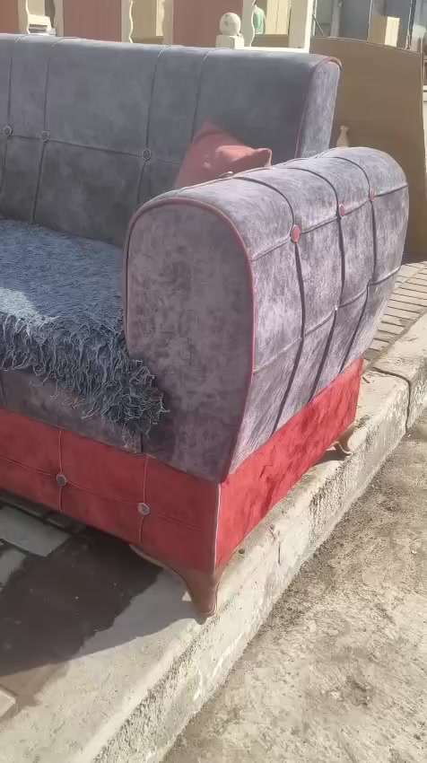 تخم عشر مقاعد نظيف كلش وسعره مناسب مع ميز طعام خشب صاج وست كراسي للاستفسار خاص او الاتصال 
***********
