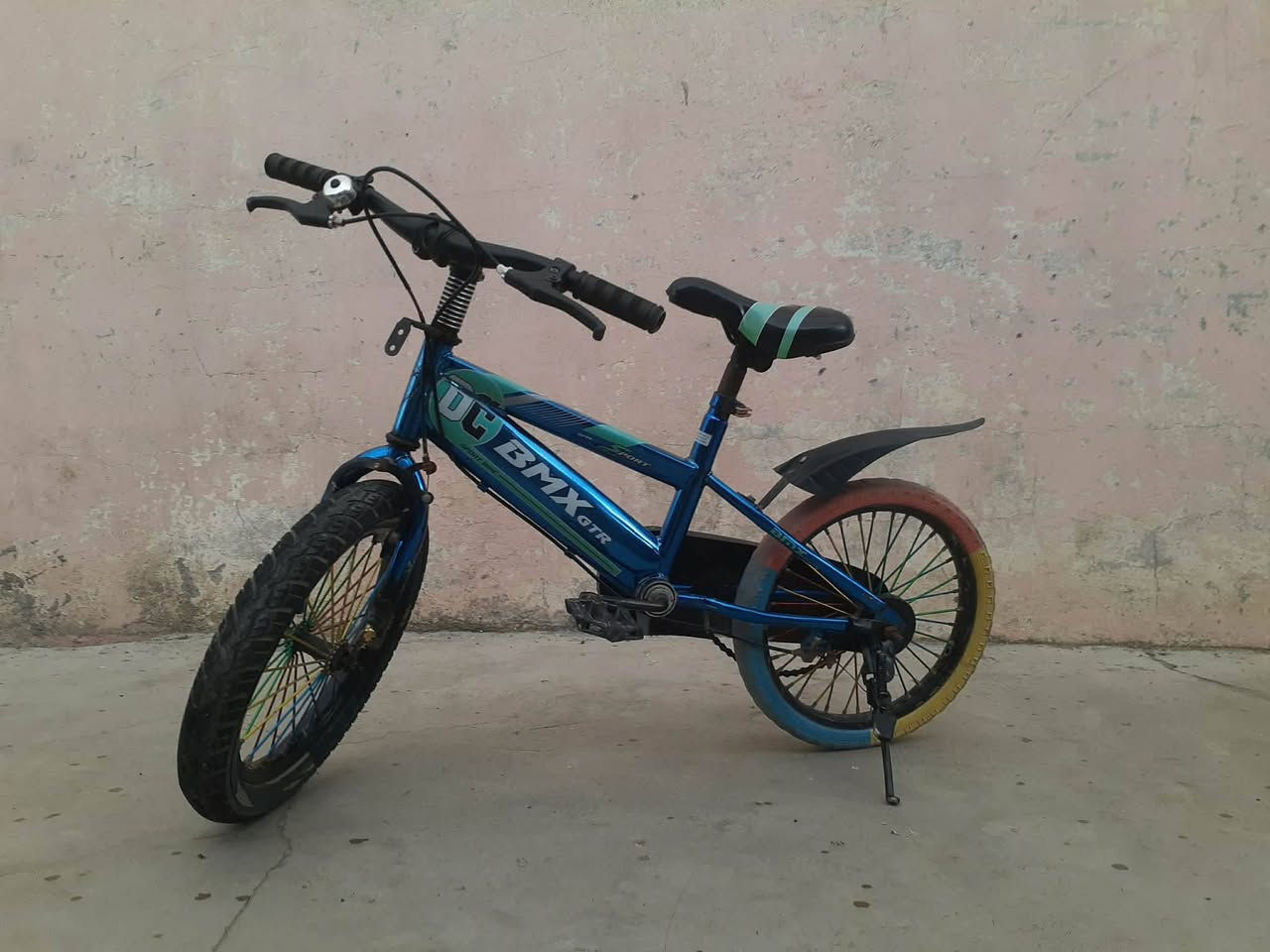 السلام عليكم
بايسكل تركي للبيع 
شركة BMX بيبي 
حجم 16
تايرات نضاف
بريك شغال 
السعر 35 وبي مجال 
للاستفسار الاتصال على الرقم :***********

