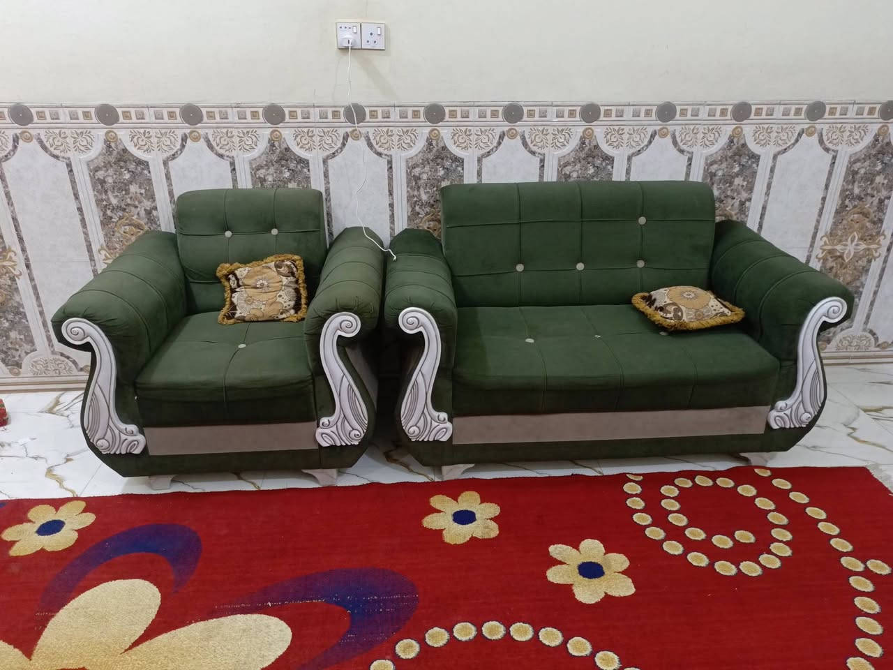 سلام عليكم البيع قنفاة نضيفات العنوان البصرة قضاة المدينة حيء الشهداء رقم الهاتف ***********
