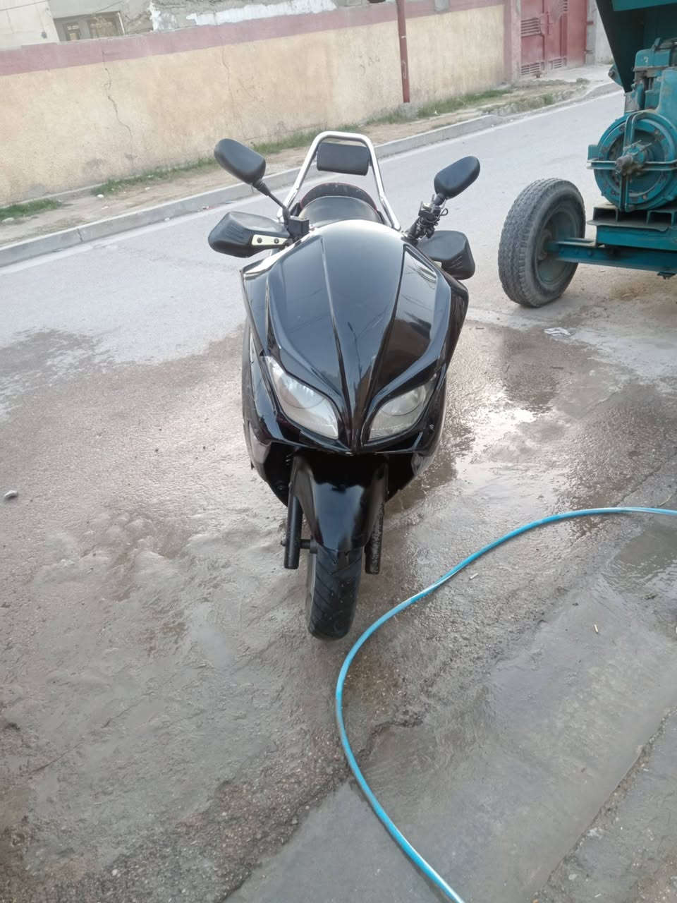 سلام عليكم
دراجة فورزة للبيع 0,8 العنوان الكمالية 
***********
