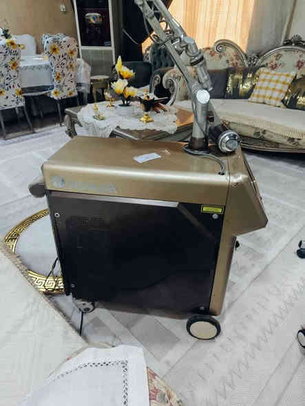 إعلان: "الوحش الأيرلندي الشامل" (Picolor Ultimate)
​العنوان:
💎 لأول مرة في البصرة: المجمع الطبي المتكامل في جهاز واحد (Picolor) الأيرلندي 🇮🇪💎
​النص:
"لأصحاب العيادات ومراكز التجميل النخبة (Elite Class).
وداعاً لتكديس الأجهزة! امتلكي الحل الشامل لكل مشاكل البشرة في جهاز واحد جبار.
نقدم لكم الجهاز الأيرلندي العملاق (PICOLOR) الذي يجمع بين قمة التكنولوجيا الأوروبية (Alexandrite + Nd:YAG) وتقنية البيكو ثانية المتطورة.
​🌟 لماذا هذا الجهاز هو 'الجوكر' الرابح في مركزك؟
لأنه يقوم  13وظائف أساسية تغطي كل ما تطلبه الزبونات:
​1️⃣ إزالة التاتو (الوشم) بجميع ألوانه:
بفضل تقنية البيكو، الجهاز يزيل التاتو الأسود، والأصعب منه (التاتو الأحمر)، وتاتو الحواجب القديم، بفاعلية تامة ودون ترك أي ندبات أو حروق.
2️⃣ تقنية Alexandrite & Nd:YAG:
الموجات الأقوى عالمياً لضمان نتائج طبية حقيقية وليست تجميلية فقط.
3️⃣ الليزر الكربوني (Carbon Peel):
جلسة النضارة الفورية (هوليوود بيل)، لتفتيح البشرة، غلق المسام، وإزالة الدهون.. الجلسة رقم 1 للمناسبات والعرائس 🌑.
4️⃣ تشقير الشعر (Laser Bleaching):
تحويل الشعر الوبري (في الوجه والجسم) إلى لون ذهبي غير مرئي، خدمة مطلوبة يومياً 👱‍♀️.
5️⃣ علاج التصبغات والكلف (Melasma):
تفتيت الكلف العميق والسطحي، النمش، وآثار الشمس وتوحيد لون البشرة بالكامل.
6️⃣ علاج الهالات السوداء:
برنامج متخصص لتجديد منطقة تحت العين وإزالة التصبغ الداكن (Panda Eye).
7️⃣ جلسات البيبي فيس (Baby Face):
تقشير وتجديد سطح البشرة لإعطاء ملمس ناعم كبشرة الأطفال.
8️⃣ إزالة الوحمات والشامات:
التخلص من الوحمات الولادية والشامات السطحية بأمان تام.
​💎 مواصفات الجهاز التقنية:
​المنشأ: أيرلندا (صناعة أوروبية ثقيلة - Heavy Duty).
​تقنية المعالجة: (Skin Regulation) لإعادة تنشيط خلايا البشرة وتحفيز الكولاجين.
​الحالة: نظيف جداً (شبه جديد)، تبريد قوي، جاهز للعمل الشاق.
​📍 الموقع: البصر
💰 ا).
​🚫 ملاحظة: هذا الجهاز يغنيك عن شراء 3 أجهزة مختلفة. استثمار ذكي للمحترفين فقط.
للحجز والاستفسار:
(***********)
​💡 شرح تقنية "البيكو"
​
​ما هي؟
أجهزة الليزر القديمة (نانو ثانية) تضرب الصبغة مثل "المطرقة"، فتكسر الحبر إلى "حصى صغيرة". الجسم يجد صعوبة في التخلص من هذا الحصى، وتسبب حرارة وألماً.
أما جهازك (البيكو ثانية): فهو أسرع بـ 1000 مرة! يضرب الصبغة بسرعة خيالية تفتتها إلى "غبار ناعم جداً" (مثل البودرة).
​الفائدة للزبونة:
​جلسات أقل: ما يحتاج 10 جلسات بالقديم، ينتهي بـ 4 جلسات بالبيكو.
​ألم أقل: لا توجد حرارة عالية تحرق الجلد.
​أمان: يزيل التاتو الأحمر والأخضر الذي تعجز عنه الأجهزة العادية. البصرة
