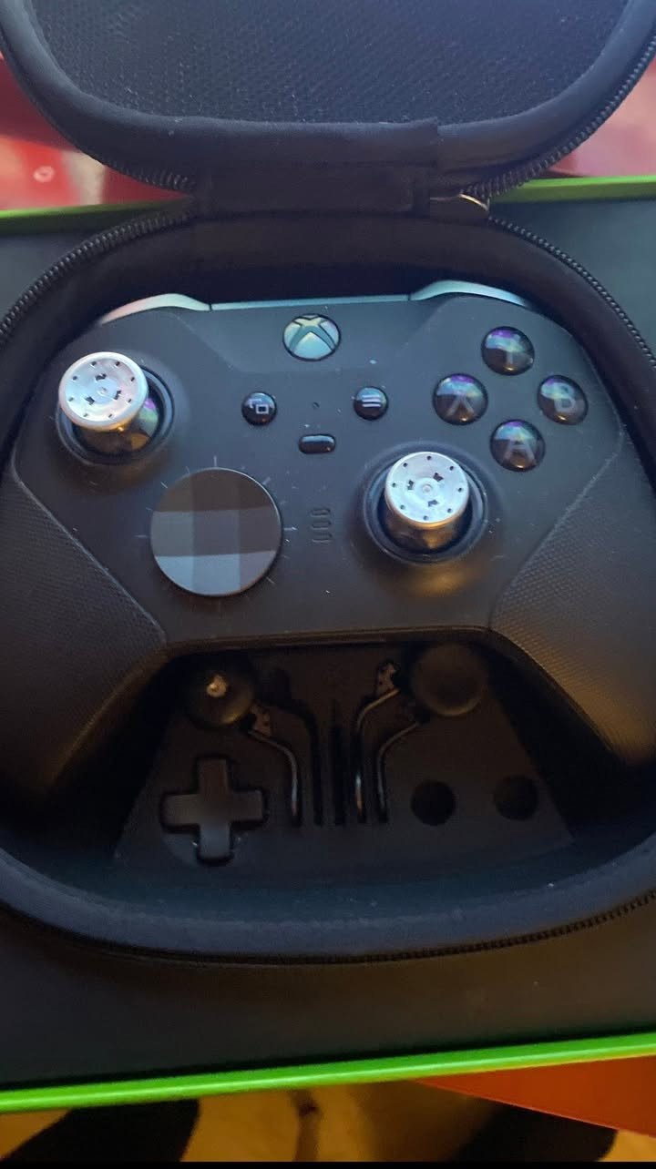 سلام عليكم للبيع جهاز Xbox سيريس s نضيف كلش وياه يده أيليت سيريس ٢ ويه ملحقاتها يده معروفه بمواصفاتها ، ووياه UPS حجم 850 يتحمل ٤ دقايق يحتاج تبديل بطاريه، وبي اكثر من 7 العاب مملوكه وتقريباً خمسين لعبه بحسابات مشتركه موجوده صورهن جوه  

سعره 430 وبي مجال للاستفسار اكثر الاتصال ب ***********
