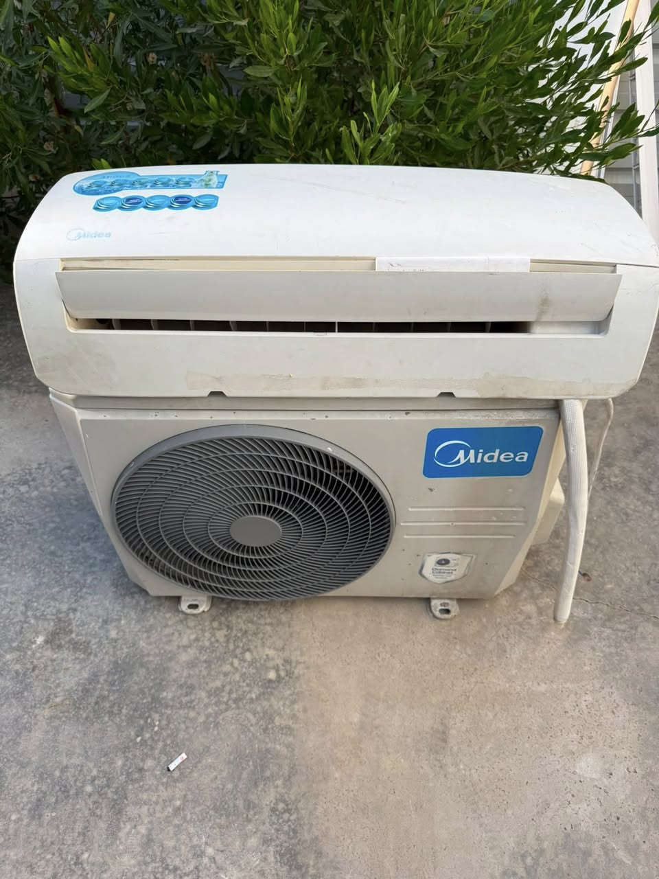 السلام عليكم سبلت ميديا واحد طن R22كامل بواري ريمونت حماله غاز مفول ضمان شهر السعر 250 الف وبي مجال قليل مكاني بغداد حي الجامعه ***********
