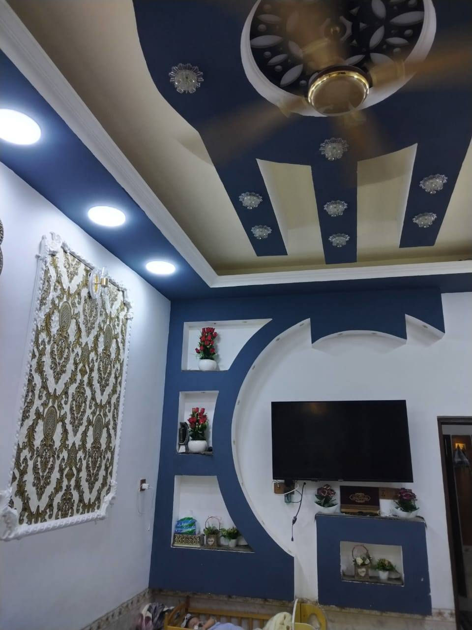 (( للبيع ))
دار حديث طابقين 4 غرف نوم ملك صرف 
كسيرات بجانب مدرسة فاطر وجه الشارع الرئيسي
مساحة 140م  
***********☎️
***********☎️
