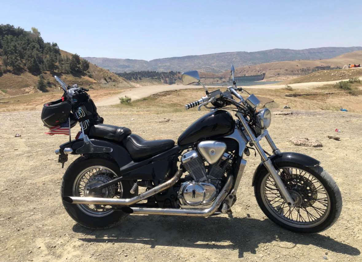 سەرەتا بەناوی خوای گەورە.❤️
(هارلی هۆندا ستیید ٤٠٠ )
نموونە لە جوانیدا.🌹
مۆدێل ١٩٩٣.
گێر و مەکینە بە شەرت🌺
بەس رۆنی motul تێکراوە
مەنەفێستی کامل لەگەڵە و گومرگیشی دراوە دەتوانی بیکەی بە ڕەقەم.
هیچ کەم و کورتییەکی نیە.
کامل ئەشیای بیلادیە.
ڕادێتەرە.
نرخی: ١٦ گەڵا و کەمێک مەجال.
ژمارەی موبایل: ٥٨٥٧ ٣٥٠ ٠٧٧٠
ناونیشان: سلێمانی.

بسم الله الرحمن الرحيم

هارلي هوندا ستيد (Steed) حجم 400 سي سي. الدراجة قمة بالنظافة والجمال. موديل: 1993. كاملة كمرك وجاهزة للترقيم، والمنفيست مالتها كامل وموجود. الدراجة بحالة الزيرو . كل غراضها أصلية وبلادية. راديتر.

السعر: ١٦ ورقە وبيها مجال بسيط للشراي. رقم الهاتف: *********** الموقع: السليمانية.

In the name of Allah almighty.
Harley Honda Steed 400cc.
An epitome of beauty.
Year of manufacture: 1993.
Customs are done in case of acquiring a license plate and it has its complete manifest.
It’s in new condition.
All the compartments are original.
It has a radiator.
Price: 1600$ and a little bit of bargaining.
Phone number: 0770 350 5857
Address: Sulaimany. السليمانية, العراق
