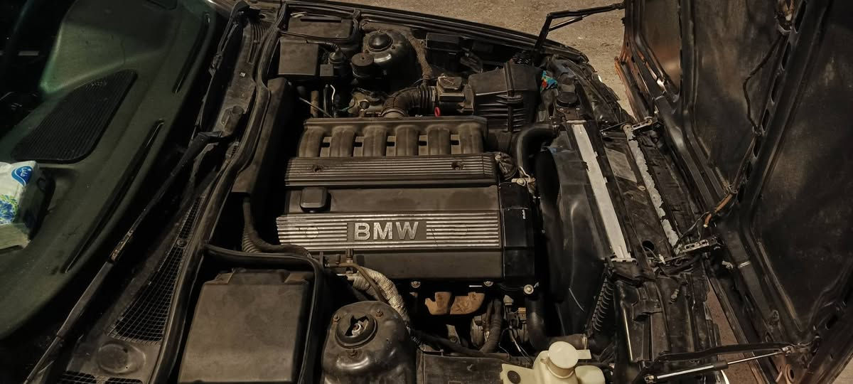 مكلف بالنشر BMW E34 525  مسكر عدل رقم بصره وراعيها بالبصره  غرفه جلد - سلايت - مكينه كير حداده كلهه جاهزه وتجي وتشوف و بالخدمه رقم راعيه  ***********  السعر 45 وبيهه مجال ...للعلم  الدعاميه الخلفيه موجوده
