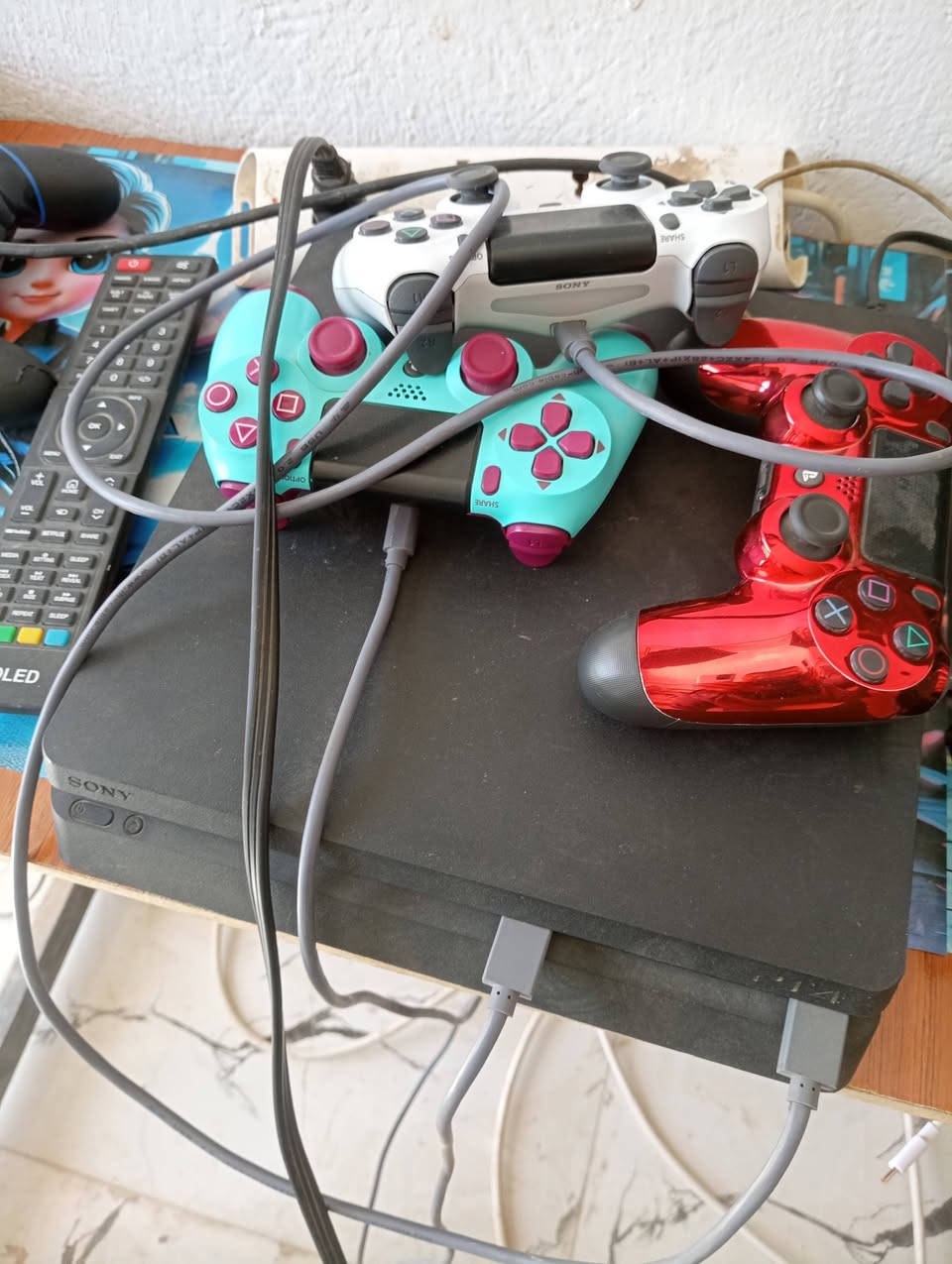 أجهزة بلي ٤ نظام ١٢ ونظام ١١ فول شغالات لوك ستيكر وية اللبلي ٢ جوستك السعر ٦٠٠ وبيهن مجال حك جية مكاني حي الزيتون شارع القوس كوزمتك اسد ***********
