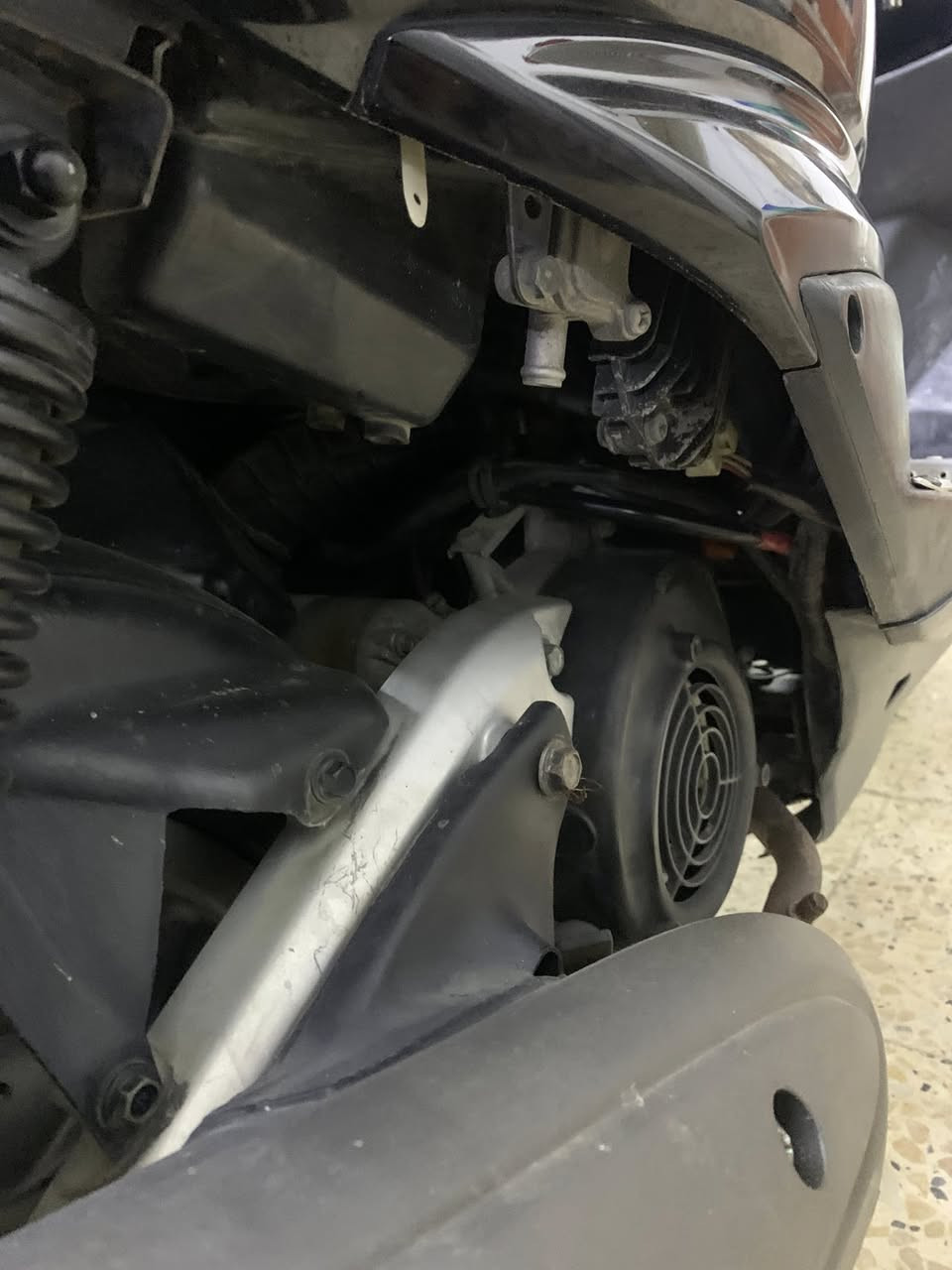 السلام عليكم دراجه سكنس فحل ياباني الدراجه ستان كهربائي قبق نفخ كله شغال كهربائيت السعر 650 وبيها مجال للشراي عنواني مدينه الصدر الرقم ***********
