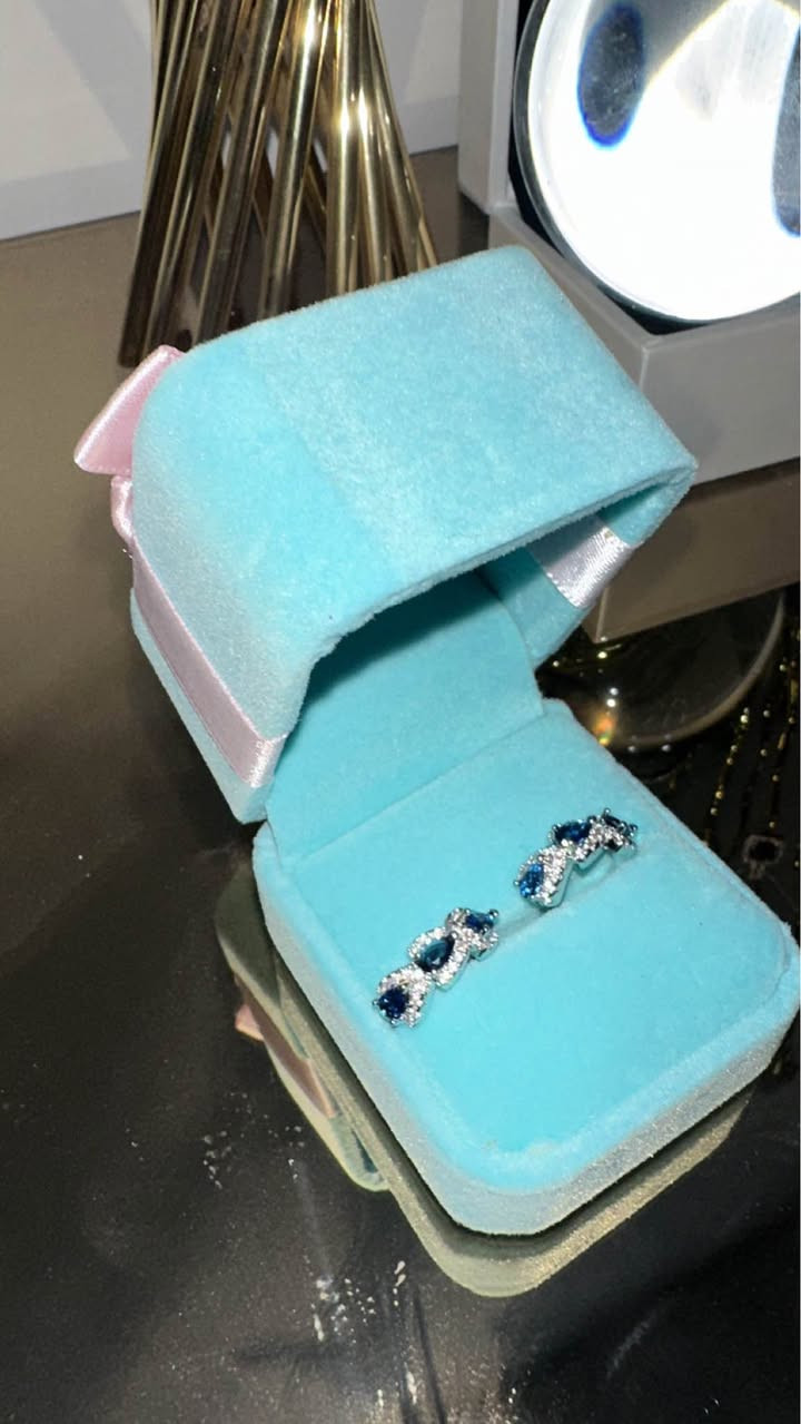 Royal blue stainless steel can be baought as singke pieces (only nevklace , bfacelet, earings) 
Or the whole set أربيل, العراق


**إذا كنت صاحب هذا الإعلان وتريد حذفه لأي سبب، رجاءا أرسل رسالة إلى الدعم الفني**