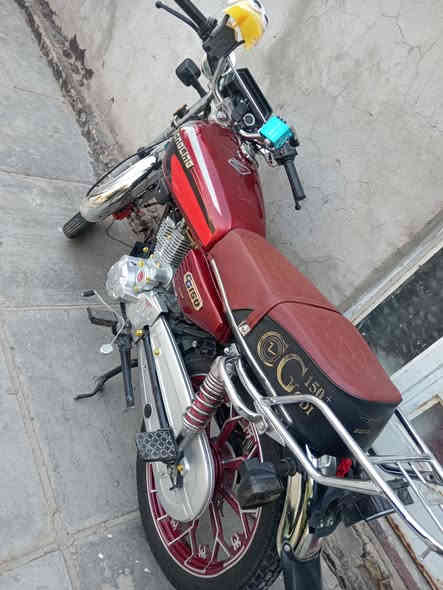 سلام عليكم  دراجه البيع 2024 سيفان محرك 150 5 كير كله شغال برغي مامفتوح دراجه جديده السعر 680 بيه مجال الرقم ***********
