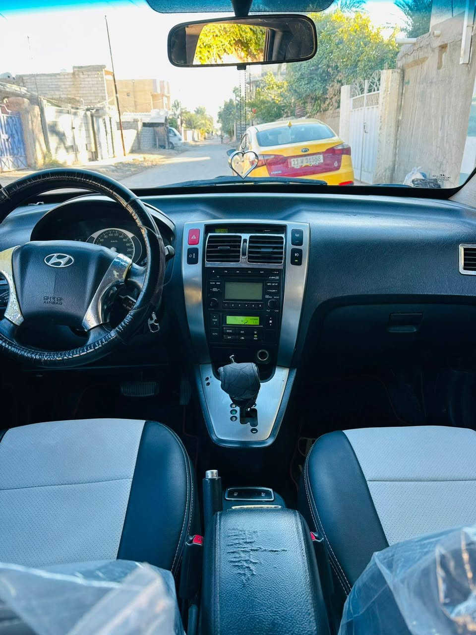 السلام عليكم
توسان 2009 رقم بغداد دولي بسمي سنويه لل2029
محرك 4 سلندر 2000 دوش
كير محرك تبريد تدفئه حداديه
فتحه بالقماره
تبريد بيانو 
غرفته مدوشمه  جديد 
مكفوله من الضربه والصبغ والتبديل فقط باردات 
السعر 125 وبيه مجال/ مكاني بابل/ قضاء المحاويل
***********
***********
