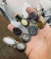 من رخصة الادمن محابس قديمات عندي حيل عدد 15 بيهن ذهبيات سبع معادن وبيه...