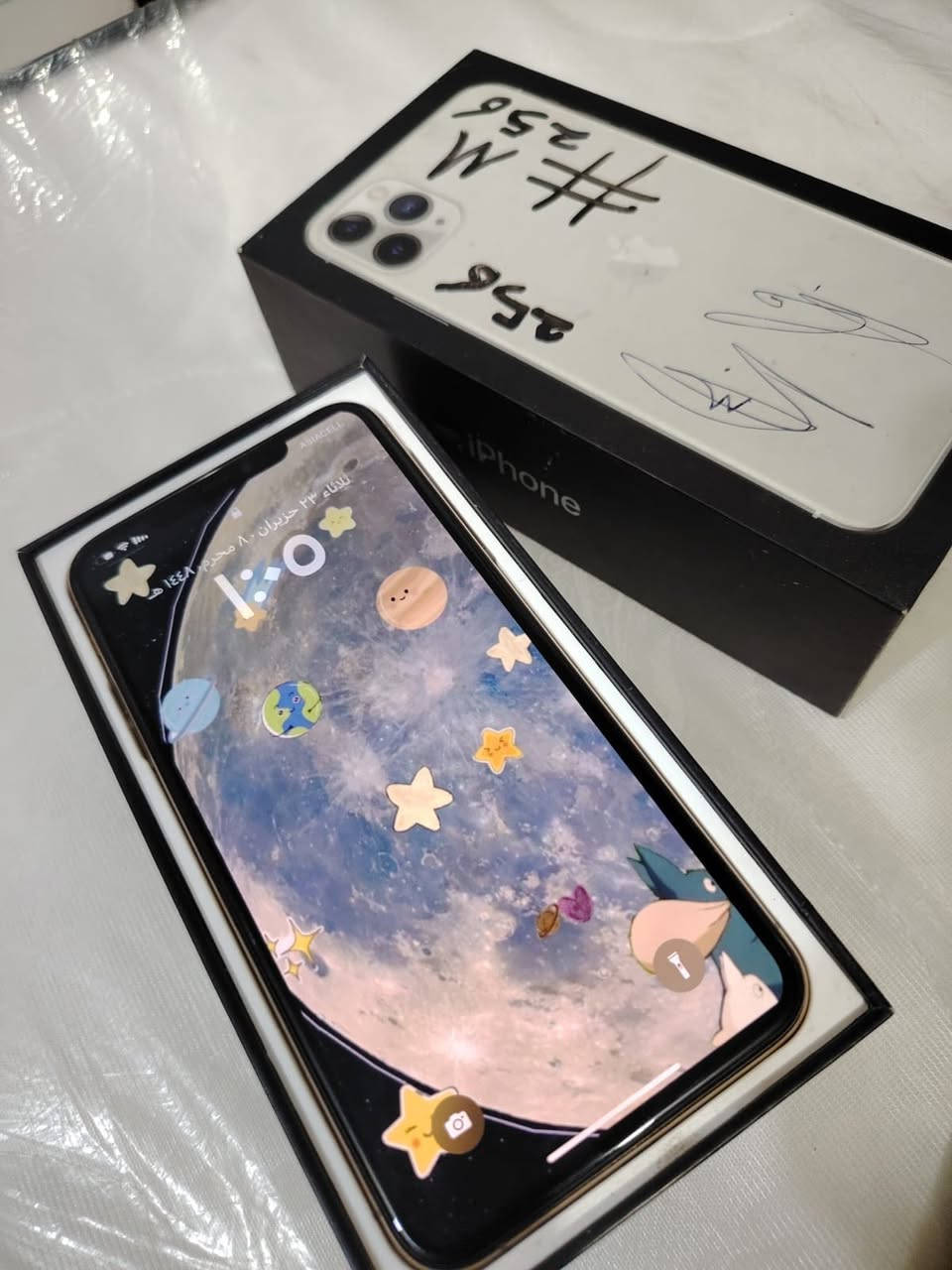 ذهبي 11 PRO MAX ذاكرة 256 بطاريتة ٨٣ نزلت بالتحديث اليوم صارت 78 مكفول من التبديل ممبدل بي اي شي كلة بلادي الجهاز عربي مع جميع ملحقاتة 
مكاني بغداد الرصافة (***********) 
ويا ملحقاته كلها الجهاز بلادي وكالة سعرة ٣٤٠
