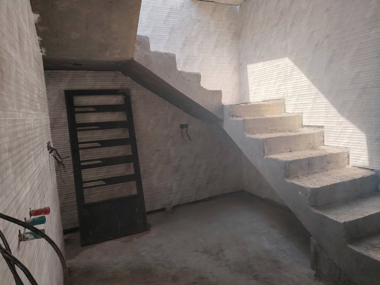 بيت للبيع بسكينه باثنين على ثمانيه المساحه 87 اشتراك ماي كهرباء كله كامل ***********
