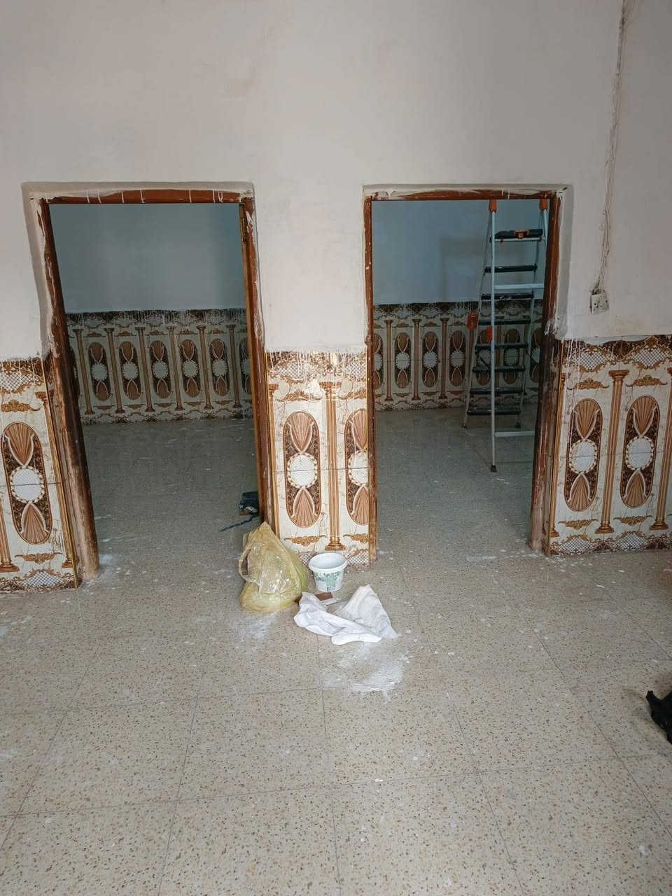 العرض. (1)
بيت (للبيع او لليجار)   بل عسكري الثاني. قرب مصور الخالدي)   ١٠٠ م مربع غرفتين جوه وصاله وحمام مطبخ وصحيات وغرفتين طابق ثاني مع صاله مع صحيات  عالي عن شارع عكاده.
للستفسار الاتصال او المراسلة علئ الرقم ***********☎
