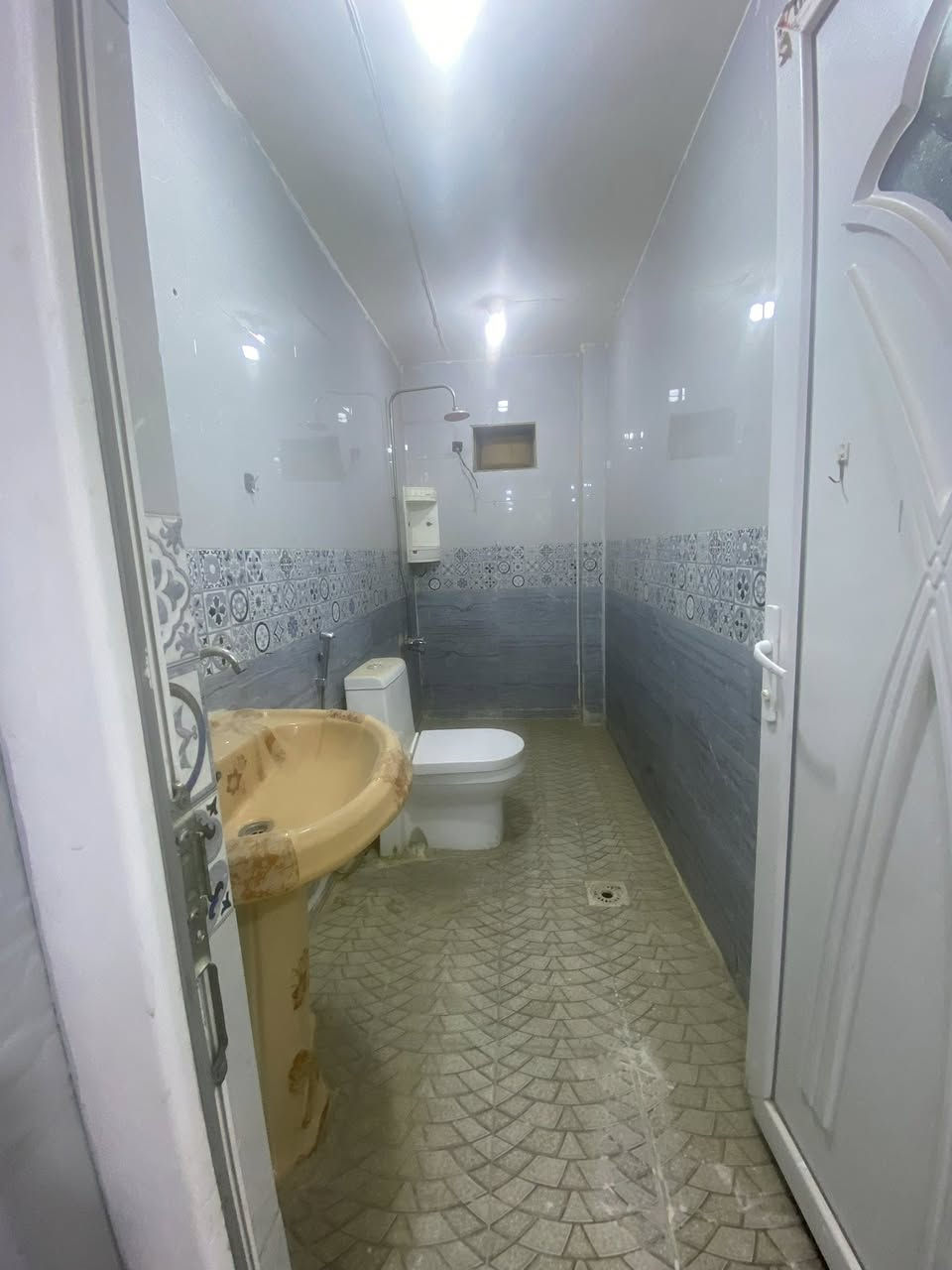 تحية طيبة
عروض شقق للإيجار 

-  شقة للإيجار موقع حيوي ( عوائل - طالبات - موظفات )
المساحة / 75 م
العنوان / الكرادة داخل - شارع محطة وقود ابو اقلام 
المحتويات / صالة مع مطبخ أمريكي - غرفتين نوم - صحيات - بالكونة امامية 

-  شقة للايجار ( عوائل فقط)
المساحة 90 م
العنوان / الكرادة الشرقية - الشارع العرضاني 
المحتويات / صالة مع مطبخ أمريكي - غرفتين نوم كبيرة - صحيات - خلفية - منور خلفي كبير 

علماً ان البناية تحتوي على مصعد كهربائي 

للاستفسار عن السعر وباقي التفاصيل يرجى الاتصال على الأرقام التالية 

***********
***********

العادل للاستثمار والتطوير العقار
