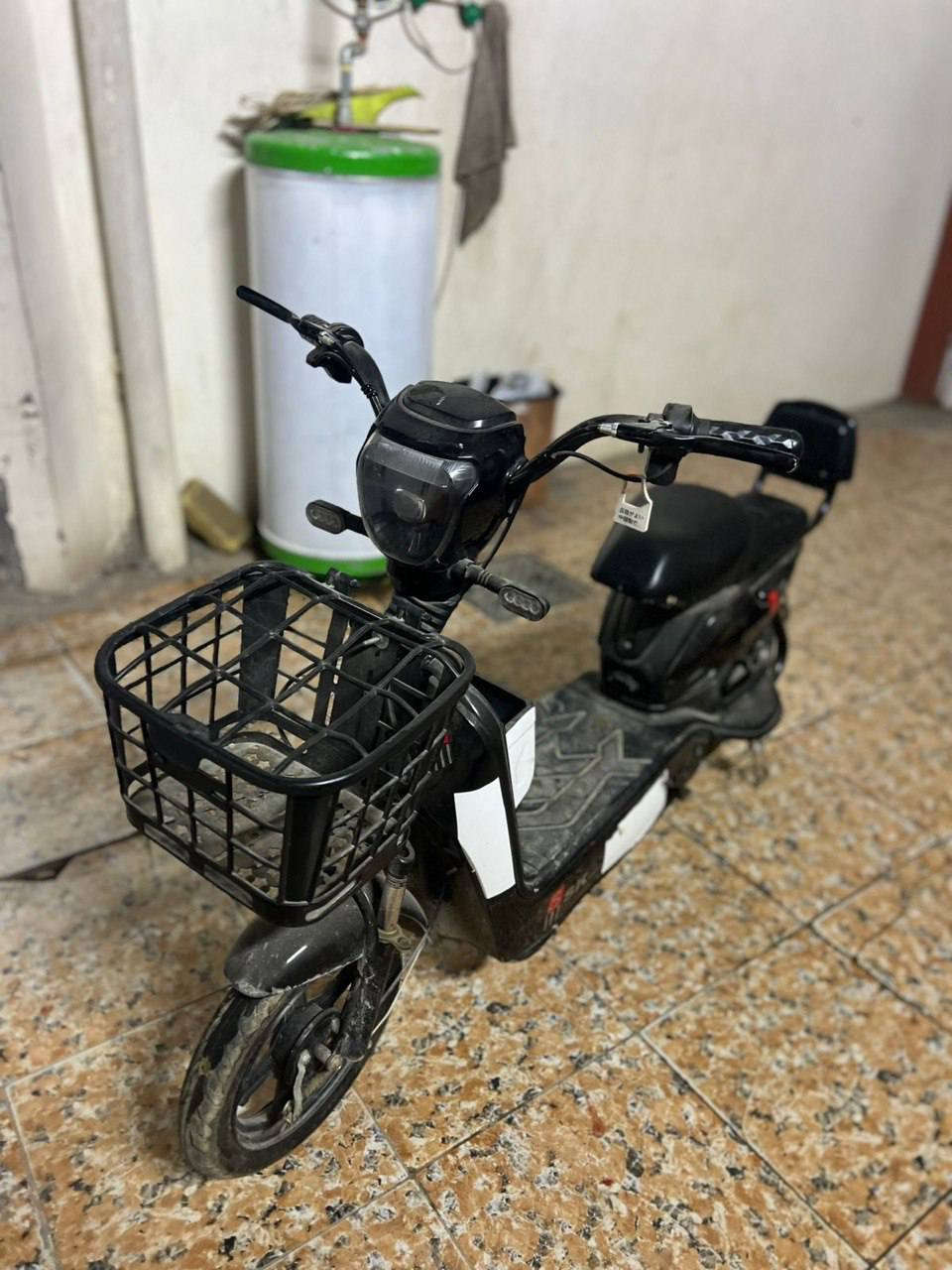 للبيع دراجه شحن موديل 2024 جديده الدراجه بعدهه بترابهه ماصارلي من اشتريته ماناقصه اي شي السعر 325 وبيهه مجال اهواي رقمي ***********
