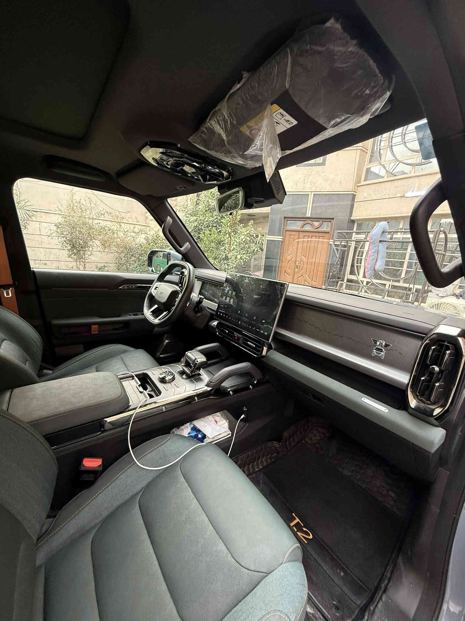 جيتور T2 2.0L LUXURY
رقم بغداد (مميز)
الموديل: 2025 (خليجي)
العداد: 24,500
المحرك: 4 أسطوانات L 2.0 تيربو 254 حصان حقن مباشر
عزم الدوران (نيوتن-م): 390
ناقل الحركة: اوتوماتيكي دبل كلاتش من 7 سرعات
نظام الدفع: نظام دفع رباعي متطور من BorgWarner
استهلاك الوقود: 8.8 لتر لكل 100 كم

المواصفات:
*فتحة سقف بانوراما 1.1م
*إطارات قياس 20 إنچ
*الصندوق شفط
*الشباك الامامي المضاء بجيتور 
*مثبت سرعة مع رادار تفاعلي
*نظام القيادة شبه الذاتية
*نظام الكبح التلقائي في حالة الطوارئ
*نظام تحذير الاصطدام الامامي والخلفي
*كاميرات محيطية 540 درجة
*حساسات أمامية وخلفية
*نقطة عمياء
*نظام تحذير مغادرة المسار
*نظام المساعدة للبقاء في المسار
*شاشة التحكم بقياس 15.6 إنچ
*شاشة القيادة بقياس 10.25 إنچ
*نظام صوتي متطور 12 سماعة من Sony
*نظام أبل كاربلاي وأندرويد أوتو لاسلكي
*نظام اوامر و تحكم صوتي
*مقصورة الركاب من الجلد الفاخر والكنتارا
*مقعد السائق والراكب كهربائي
*مقاعد السائق والراكب مبردة و مدفئة
*مقاعد السائق والراكب مزود بذاكرة لحفظ 3 وضعيات الجلوس
*إنارة ترحيبية مع إنارة محيطية متعددة الالوان
*عتبات الأبواب مضيئة
*مصابيح أمامية وخلفية أوتوماتيكية LED 
*التكيف التلقائي للضوء العالي
*نظام تقليل الضجيج النشط مع زجاح مزدوج
*المرايا الجانبية قابلة للطي كهربائياً ومدفئة
*دخول ذكي و تشغيل عن بعد
*خاصية إغلاق نوافذ وفتحة السقف عن بعد
*شاحن هاتف لاسلكي سريع
*نظام تنقية الهواء PM2.5 وفلتر N95
*مسند الذراع الوسطي مع ثلاجة
*انماط قيادة متعددة للطرق الوعرة
*وسائد هوائية امامية و جانبية عدد 6
*ماسحات الزجاج الأمامي مع حساس للمطر
*دوسات جانبية
*نظام الفرامل الأوتوماتيكي Autohold
*نظام التحكم بنزول المنحدرات
*نظام المساعدة لصعود المرتفعات
*نظام مراقية ضغط الاطارات

السياره عليها اضافات خارجية 
مكاني زيونه 
رقمي ***********
السعر 38,400,000 دينار عراقي
