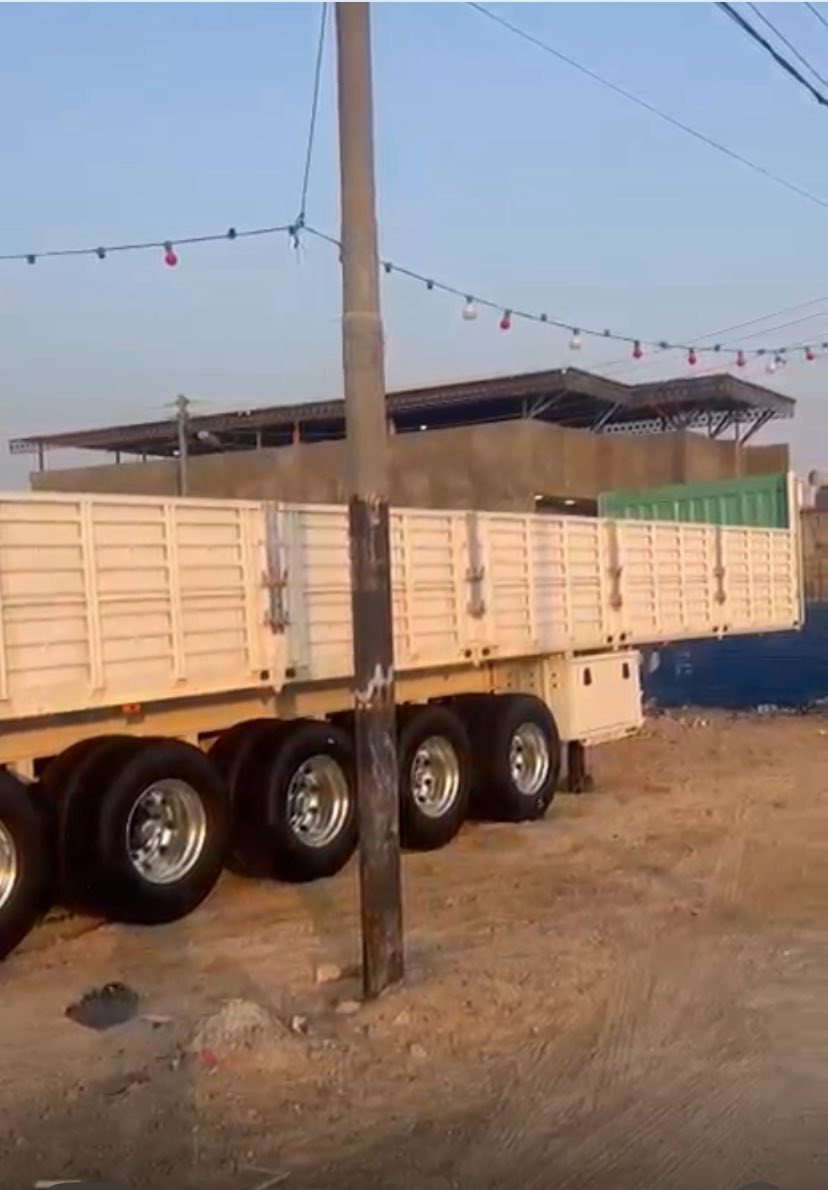 السلام عليكم عربانه للبيع حدادة غسان موديل 2025/ 5 محاور تخم تاير نص جناب للاستفسار (***********) مكان بصره اني مكلف بل نشر
