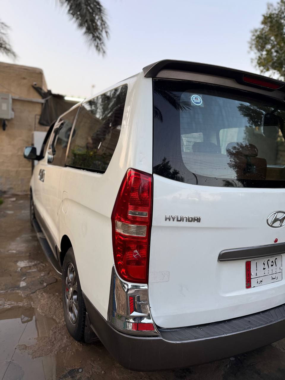 السلام عليكم سياره ستاركس 2009 مصفره هيئه وضريبه سياره نضيفه مال موضف حته للكراج ماداخله مصبوغه احزام للجماليه وسونار موجود   المكان الكوت مركز المدينه السعر 130وبيه مجال  رقم *********** سياره بسمنه تحويل ثاني يوم سنويه لل27
