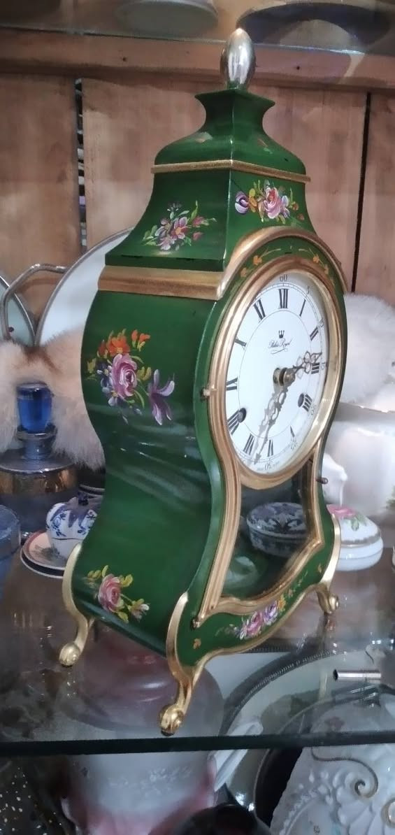 ساعةNeuchâteloise(نوشاتيل) سويسرية الطراز، وهي قطعة كلاسيكية أنيقة جداً وتُعرف بتصميمها الذي يجمع بين الفن السويسري والذوق الفرنسي.
​الماركة: "Palais Royal" (باليه رويال)، وهي علامة تجارية سويسرية معروفة بإنتاج ساعات الحائط والطاولة ذات الطراز الفاخر والتقليدي.
​الصناعة: مكتوب أسفل الميناء"Swiss Made"، مما يؤكد جوده الماكينة السويسرية الداخلية.
​التصميم: تأتي بلون أخضر داكن (Green Lacquer) مزين بنقوش يدوية لأزهار ملونة، مع إطارات مذهبة وتصميم انسيابي يشبه الكمان وهو ما يميز ساعات "نوشاتيل".
​الميناء: يحتوي على أرقام رومانيةكلاسيكية للساعات، وأرقام عربية للدقائق (5، 10، 15...)، مع وجود فتحتين للمفتاح (واحدة للوقت وأخرى لضبط صوت الرنين)
ساعة طاولة أو رف​ تدق الساعة كل ساعة ونصف 
​ النقوش اليدوية واللون الأخضر بحالةجيدةالماكينة هي أصلية وتعمل بانتظام


**إذا كنت صاحب هذا الإعلان وتريد حذفه لأي سبب، رجاءا أرسل رسالة إلى الدعم الفني**