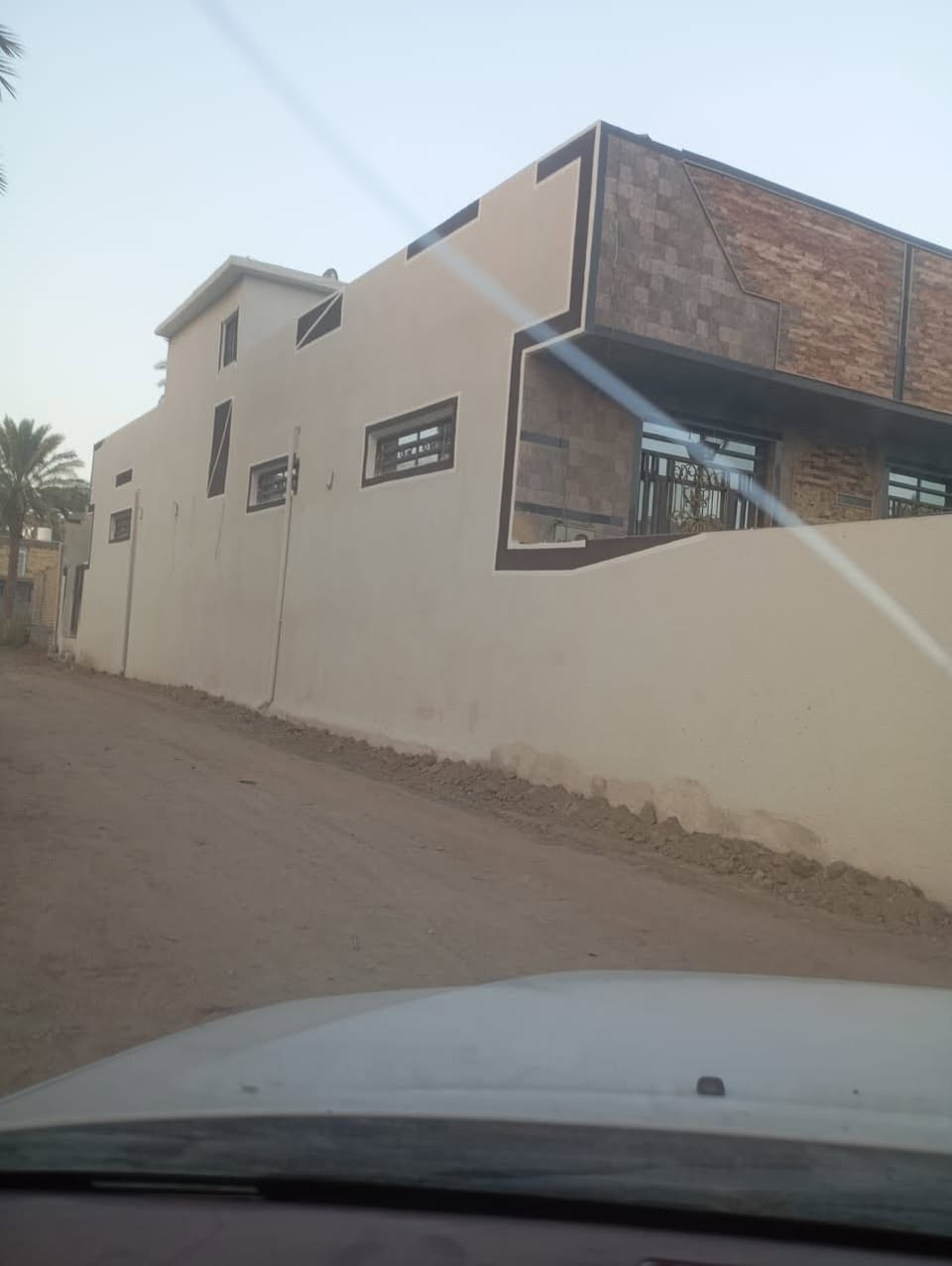 بيت المساحه ٥٠٠ متر البناء ٣٠٠ الحديقه ٢٠٠ 

طابوزراعي  سند ٢٥  مفرود مداور مباشر بسم المشتري 

العنوان

 كربلاء قرب فندق البارون. عامود 105 

بناء حديث كونكريت مسلح 

يتكون من

 ٣ غرف نوم حمامات داخليه وخارجيه صاله مطبخ حار بارد صاله استقبال ضيوف  

للاستفسار الاتصال على الرقم 

***********
