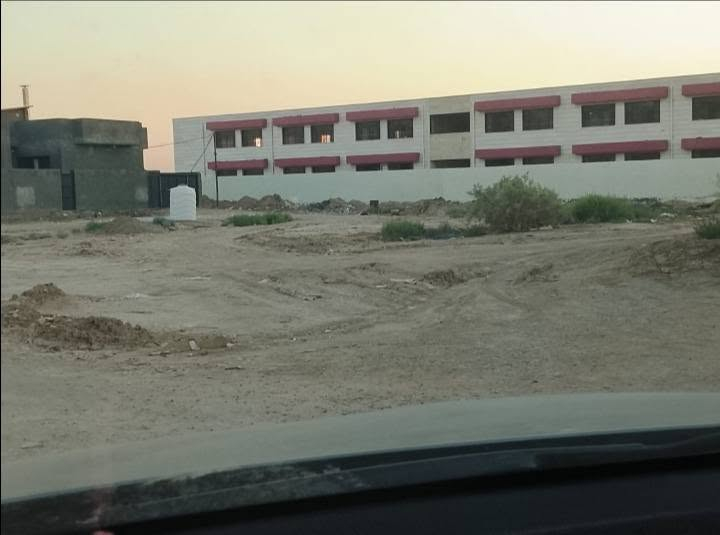 قطعة أرض للبيع موقع مميز مساحة القطعة ١٠٠ متر تجاري الواجهة ٥ امتار وإلنزال ٢٠ متر على شارع تجاري ٢٠ متر وشارع ٣٠ متر موقع مميز القطعة طابو ملك صرف سكني يعني اطلع اجازة وتبني موقع القطعة القرية النفطية منطقة راقية من حيث السكن والبناء والناس يتوفر خدمات ماء كهرباء مدارس السعر مناسب للاستفسار الاتصال على الرقم ***********
