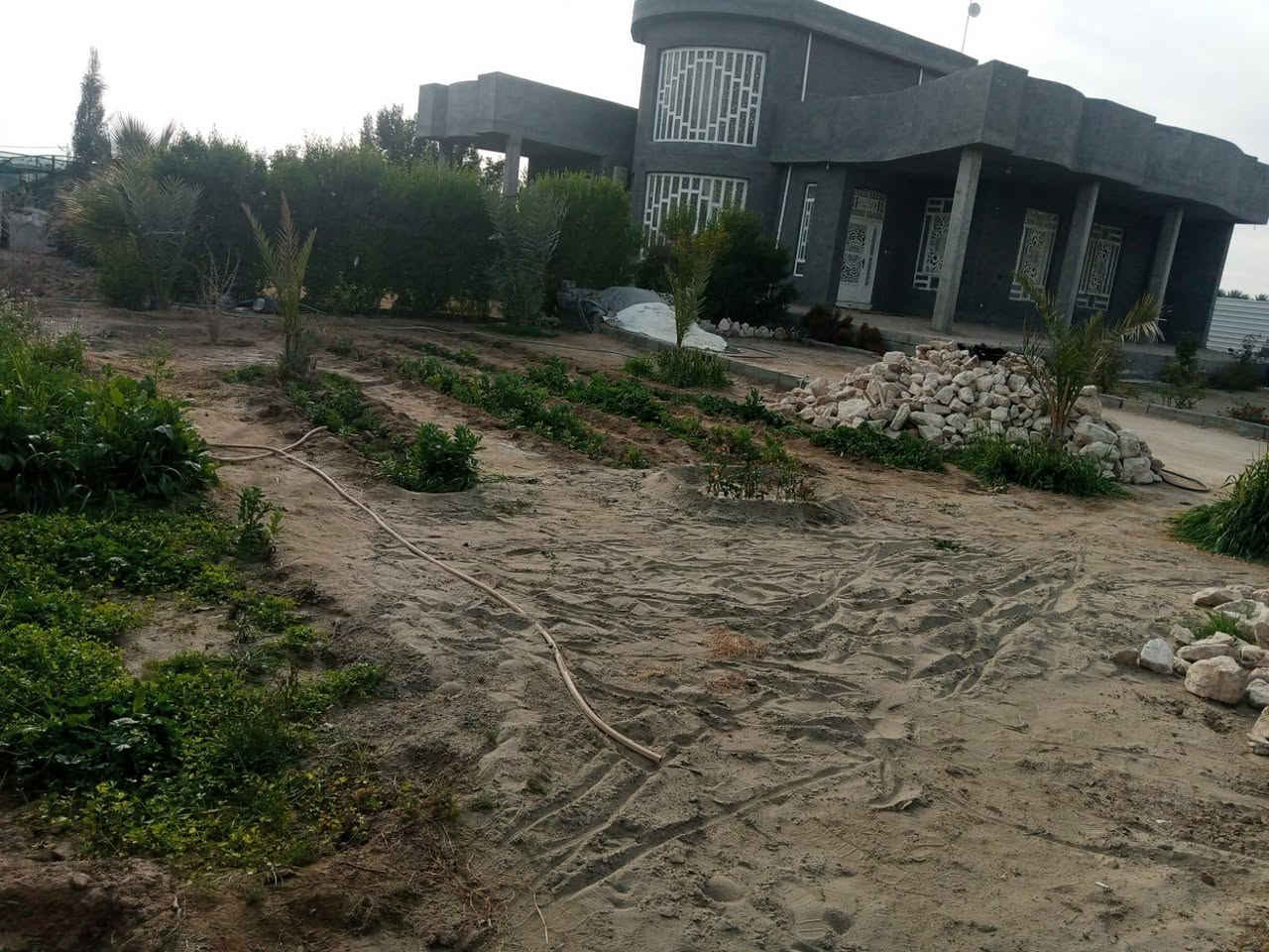 دار للبيع في الفلوجه النساف
مساحه لأرض 1262 (طابو) مساحة البناء 300متر 

+ماء وكهرباء  

الاستفسار ***********واتساب/ ***********.
