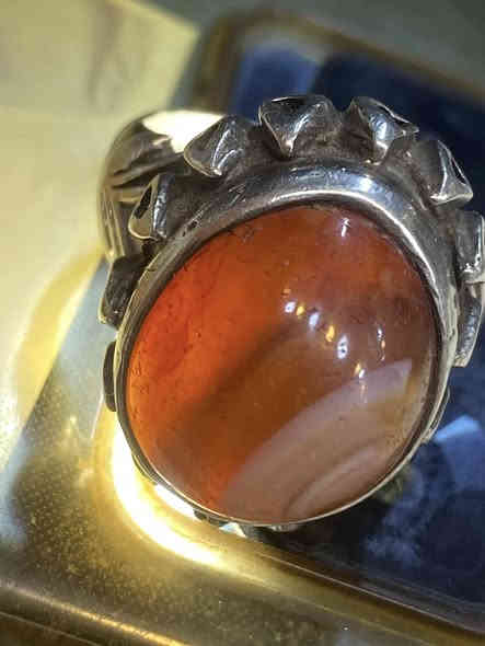 خاتم سليماني قديم احمر سعره 100 السكن بغداد ***********
