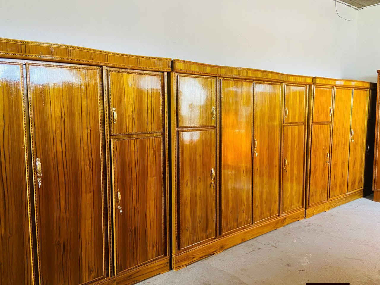 السلام عليكم اخوان يوجد كناتير ابو 4 جديد مامستخدم السعر 300وبيه مجال الاستفسار عن الرقم ***********
