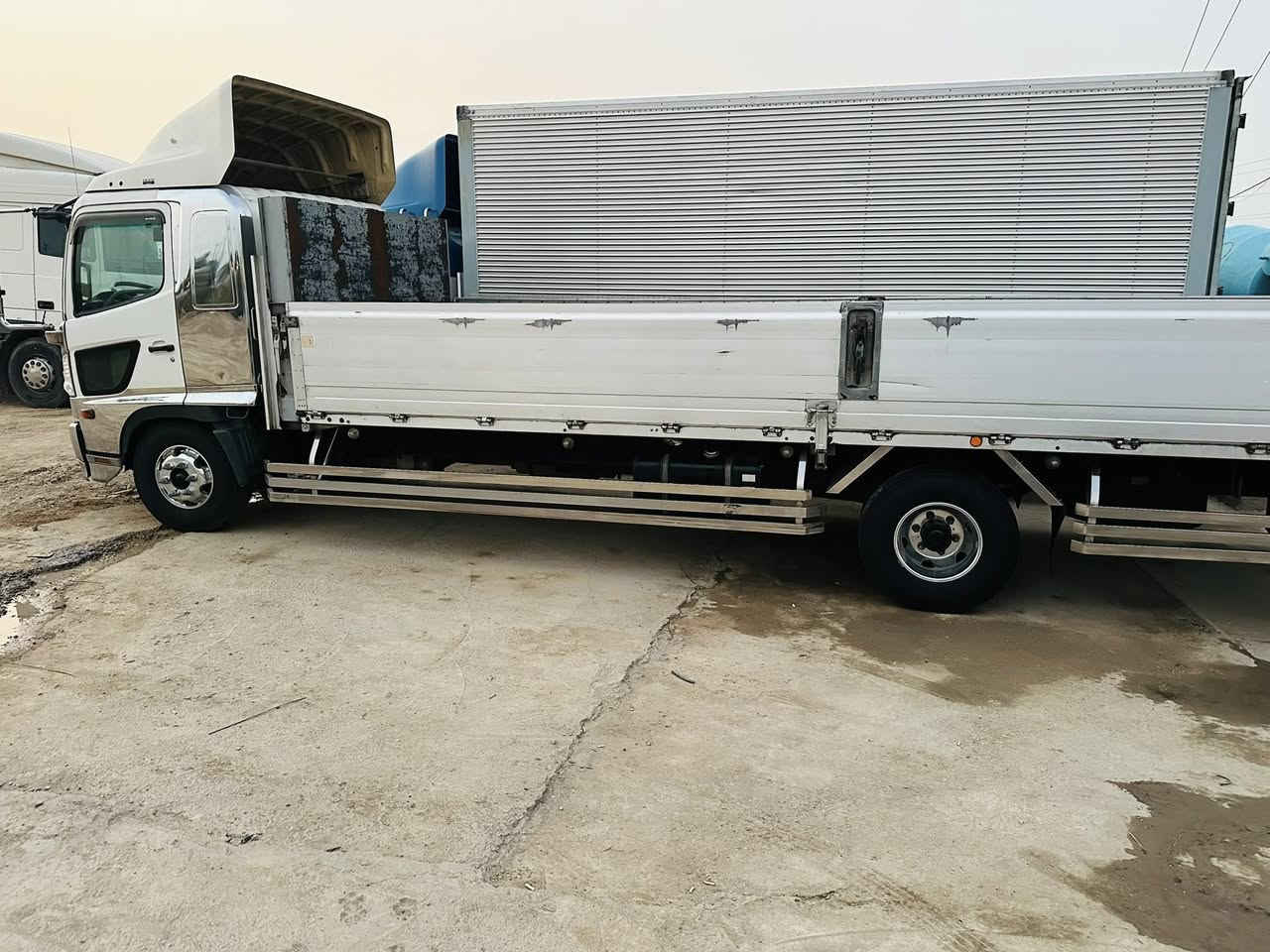 شيطان دخول جديد 
مكينة 5 سوبر 
طول 7 متر شاصي محسن
نيكل اصلي ياباني 
تخم تاير برجستون  جديد انتاج 25
سيارة فول ومكفول 
معرض ومجمع باسم العتابي 
***********
