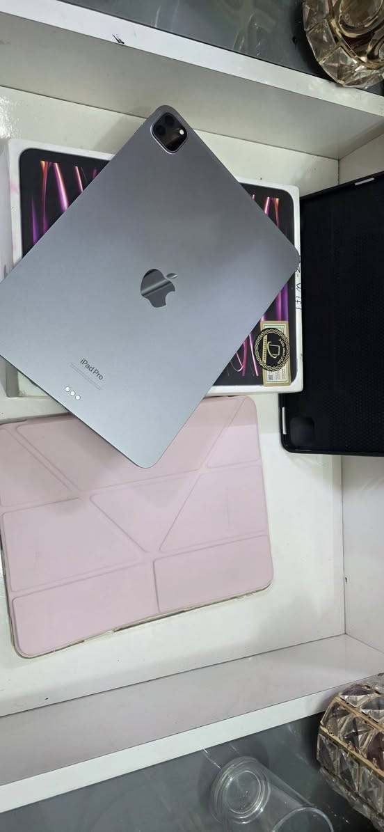 السلام عليكم ايباد برو معالج m2 ذاكرة 128g بطارية 93% زلغ واحد مابي نضافة 100%سعر 760 مكاني البلديات رقمي ***********
