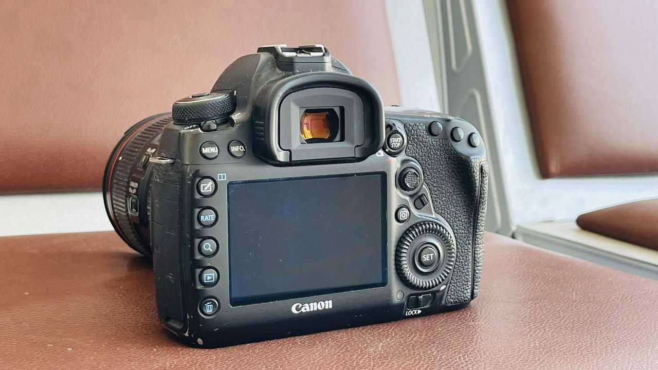 السعر 1,500,000

كانون EOS 5D Mark IV فول فريم 
    مع عدسه 24 105 ستبلايز USM 
     مستشعر بدقة 30.4 ميجابكسل
 فيديو بدقة 4K، وشاشة لمس، واتصال
 Wi-Fi/NFC  مع إمكانية التركيز
 التلقائي في61 نقطة سرعة تصل إلى 
7 إطارات في الثانية شاشة العرض
 شاشة LCD  لمس دبل منفذ رام تنفع
 لجلسات التصوير الخارجي والداخلي
 والرياضي  الإعلانات


**إذا كنت صاحب هذا الإعلان وتريد حذفه لأي سبب، رجاءا أرسل رسالة إلى الدعم الفني**