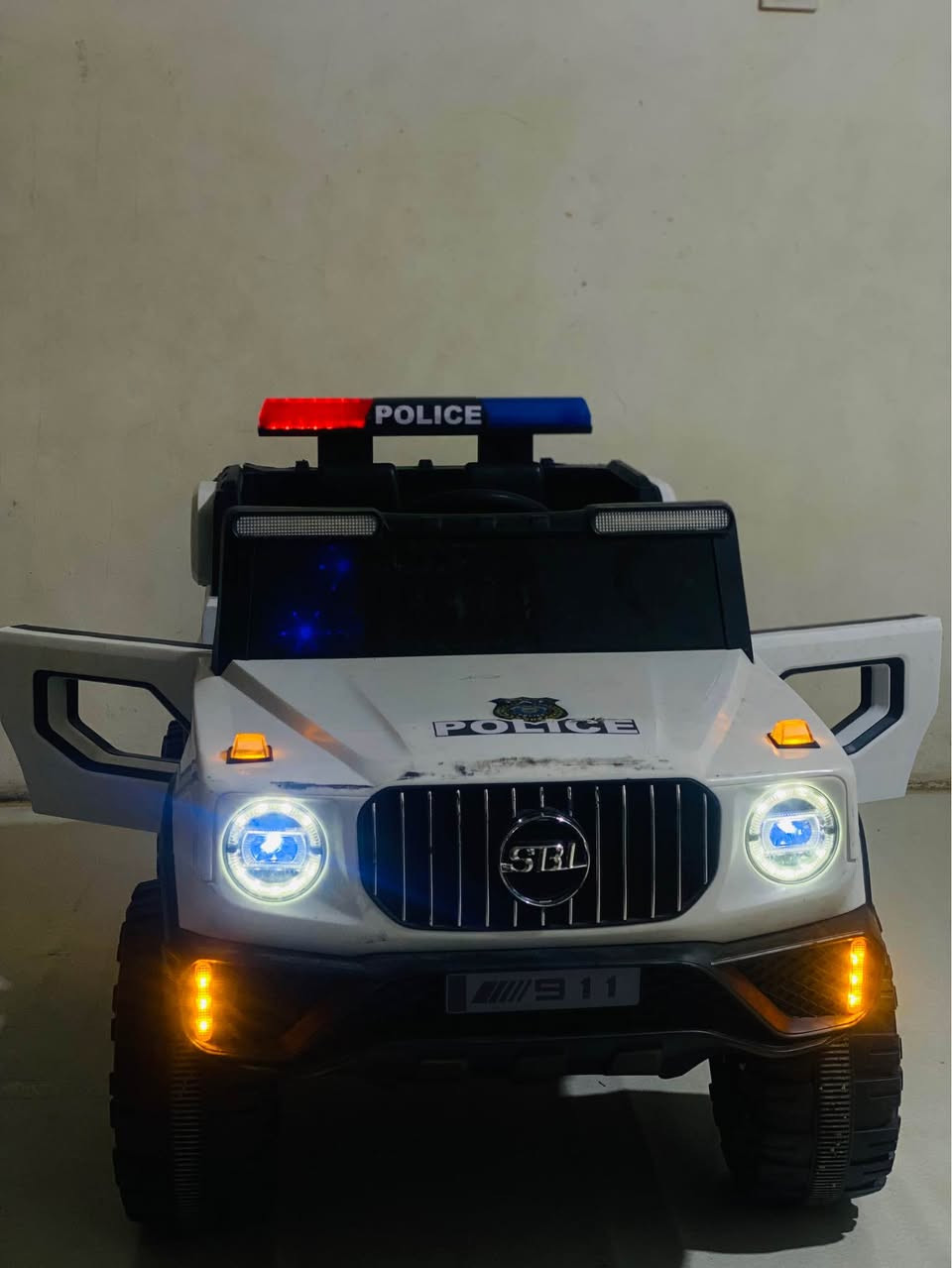 سيارة اطفال شرطة كاملة موسيقى شرطة هورن لايت ربط بلووتوث شاحنه بطاريه 12v كاملة من كلشي وكلش نضيفة وجديدة رايدها ب145 وبيها مجال كلش قليل لان جديدة سيارة واضح مثل ما كتبت 
مكاني البصره المعقل 
*********** البصرة, العراق
