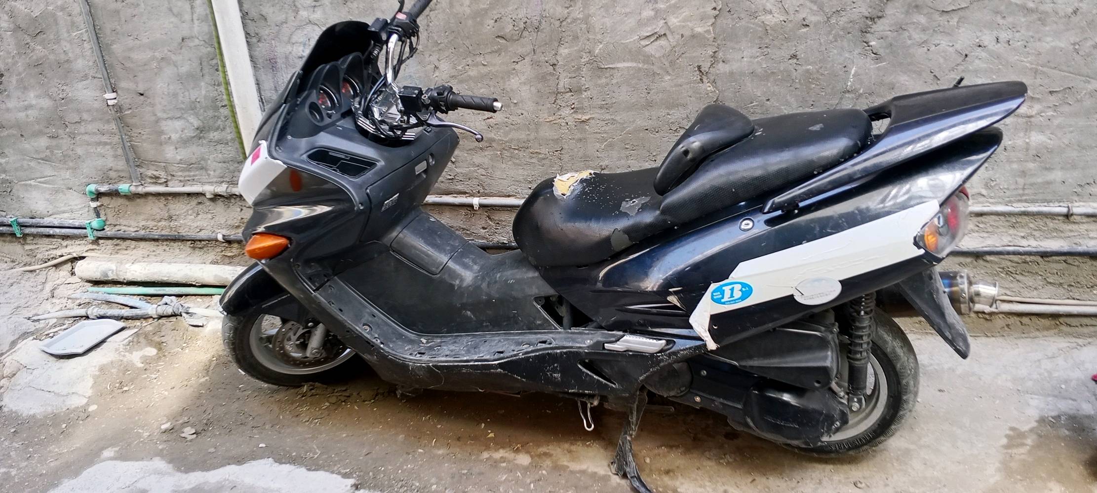 فورزا 0.6 سويج دراجه حلوه وشلعه ومعدل بس يحتاجلها ترتيبات كفرها بي كسور وتنظيف للكابريتر .. الدراجه مجفته رايدها ب500 وبيها مجال