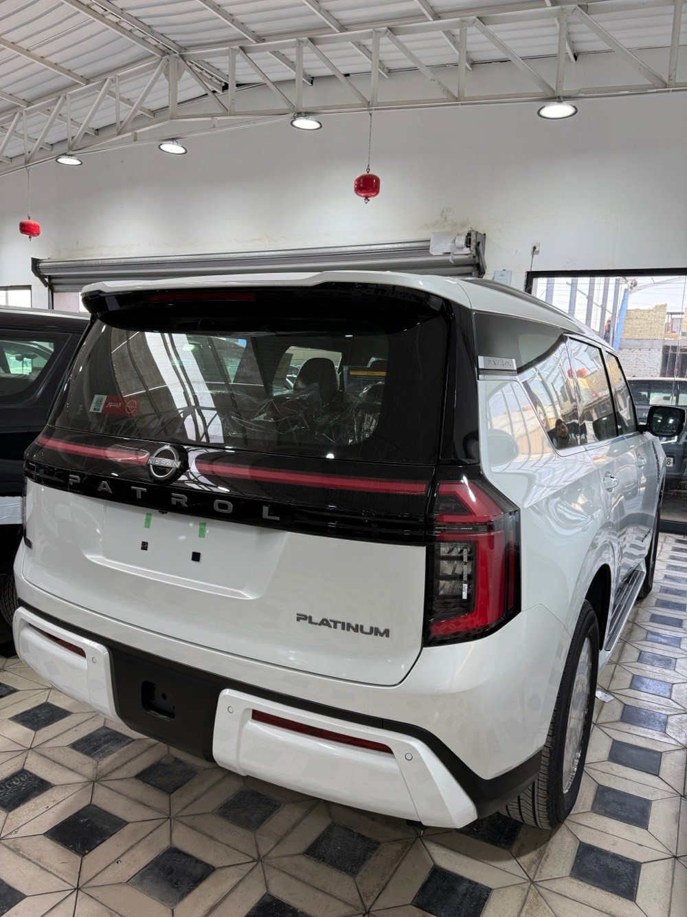 بلاتينيوم ابيض 2026 رقم بغداد بانوراما رادار تحديد مسار قيادة ذاتية نقطة عمياء داتا شو عرض على الزجاج كراسي مساج وكهرباء وتدفئة وتبريد وذاكرة محرك 6 سلندر تنفس طبيعي داخل احمر فور ويل و5 كامرات وشاشة كبيرة متصلة وشاشات خلفية وجنطه كهرباء والكراسي الاخيرة كهرباء 