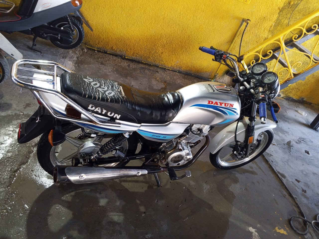 منرخصه الادمن دايوان عشرين أوراق اصولي دراجه محرك كلش نضيف وكشن هم بدلته مكاني كربلاء حي العباس وسعرها 950 الف وبي مجال ***********
