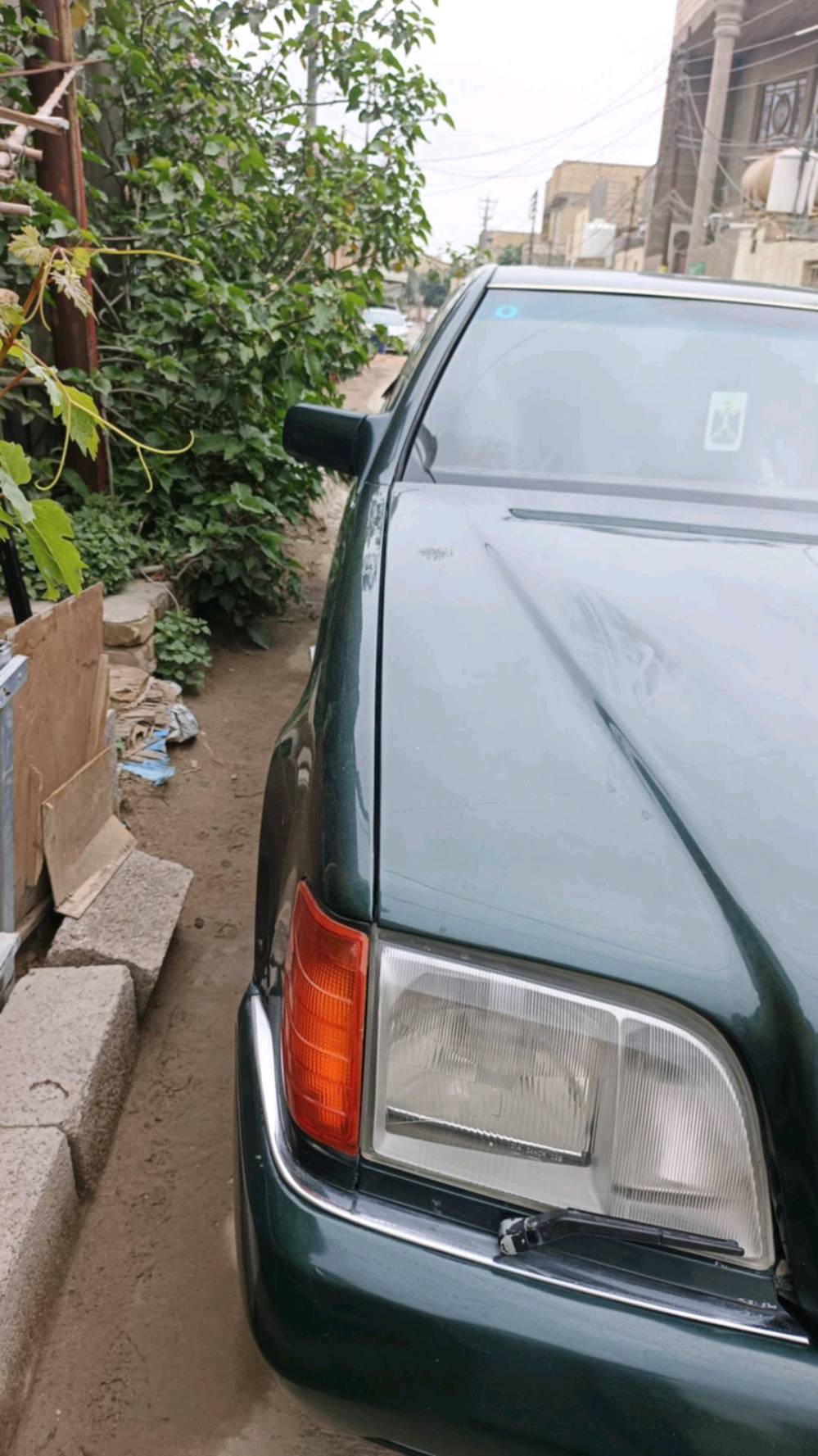 مرسيدس بنز بلون أخضر قاتم للبيع. السيارة بحالة جيدة من ناحية الهيكل والمظهر الخارجي. الدواخل مريحة وفاخرة مع تكييف هواء فعال. مناسبة لمحبي السيارات الكلاسيكية والقيادة المريحة. عجلات مميزة تعطي السيارة طابع رياضي جذاب.