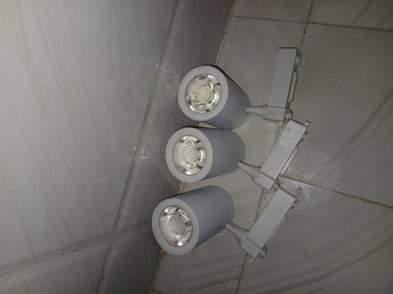 السلام عليكم عندي هذا اللان كيبل الكارتون الواحد ٣٠٦ متر ستندر
اربع كراتين ومع اناره ١٢ قطعه يحتاجن محولات 
للإستفسار 
***********
