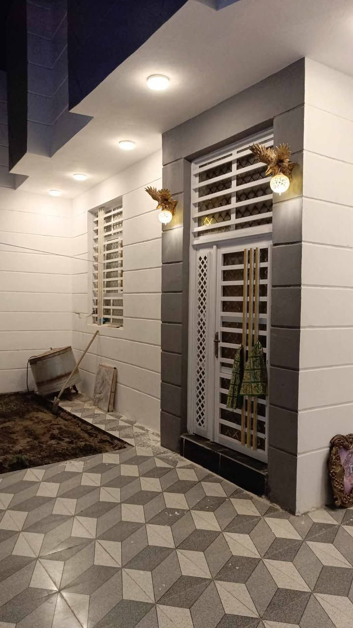 بيت طابو زراعي سند ٢٥مسجل بلبديه المساحة ٢٢٠م في حي الجامعة نهاية شارع عشرين. بناء حديث صب كونكريت معمل يحتوي على غرف النوم ٢ وبراني ومطبخ حار وبارد وصحيات خارجيه وداخلية أحد الغرف سويت حمام داخلي وكراج سيارة وحديقة السطح شتايكر يحتوي على كيزر وتانكي مي أعلى ارتفاع فوك البيتونه يوصل المي كلش قوي. الشارع مجاري .كهرباء ثري فيرز. الاستفسار الاتصال على الرقم *********** يوجد وأتساب
